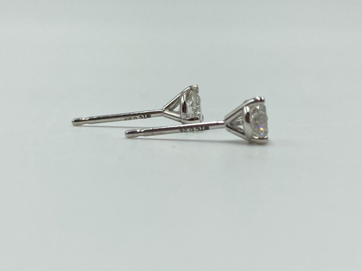 14k Gold-Diamond Stud Earrings Approx. .47 Carat T.W. 0.6g In Good Condition For Sale In South Bend, IN