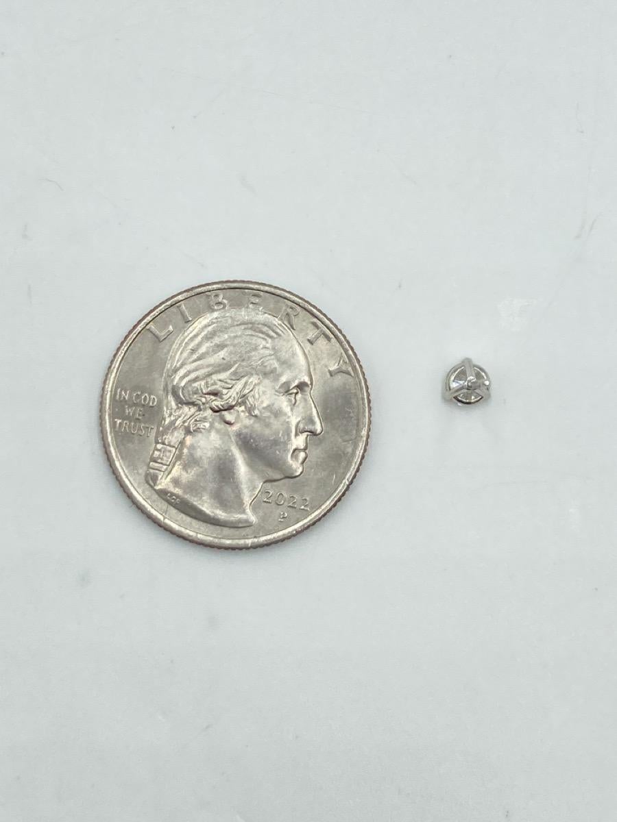Boucles d'oreilles en or 14k avec diamants Approx. .47 Carat T.W. 0.6g en vente 1