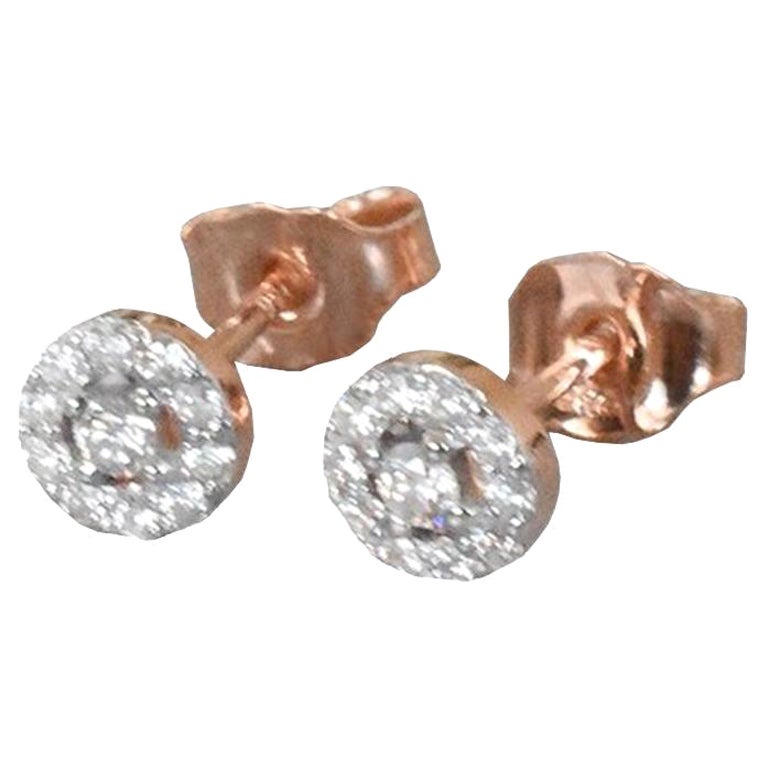 Pendientes de Diamante, Pendientes de Diamante Halo, Pendientes de Boda en Oro Rosa, Oro Amarillo y Oro Blanco de 14k.

Estos delicados pendientes son de oro macizo de 14 quilates y presentan brillantes diamantes naturales de talla redonda