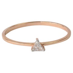 Bague triangulaire solitaire en or 14 carats avec diamant