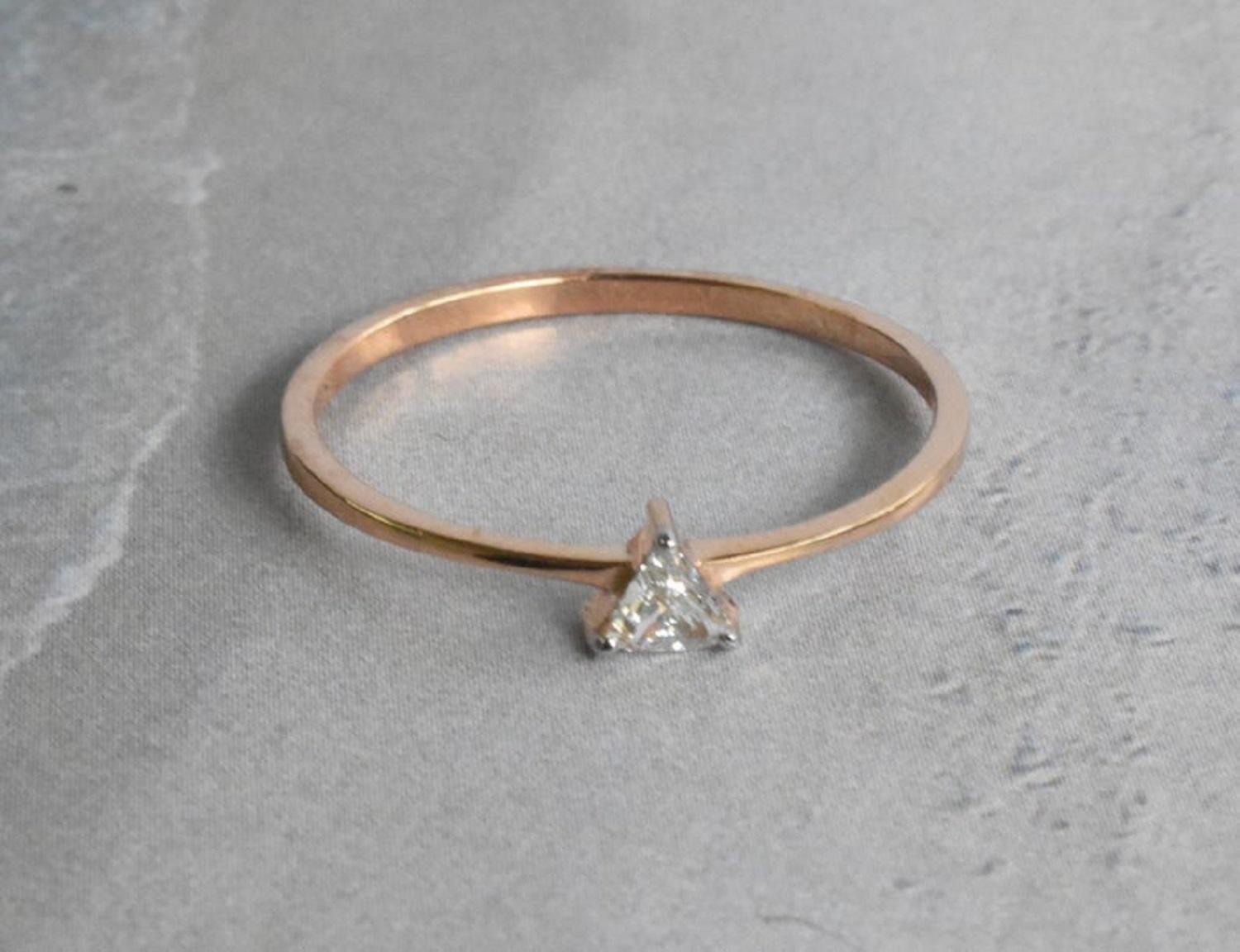 Im Angebot: 14k Gold Diamant-Dreieck Solitär Diamant-Dreieck-Ring () 6