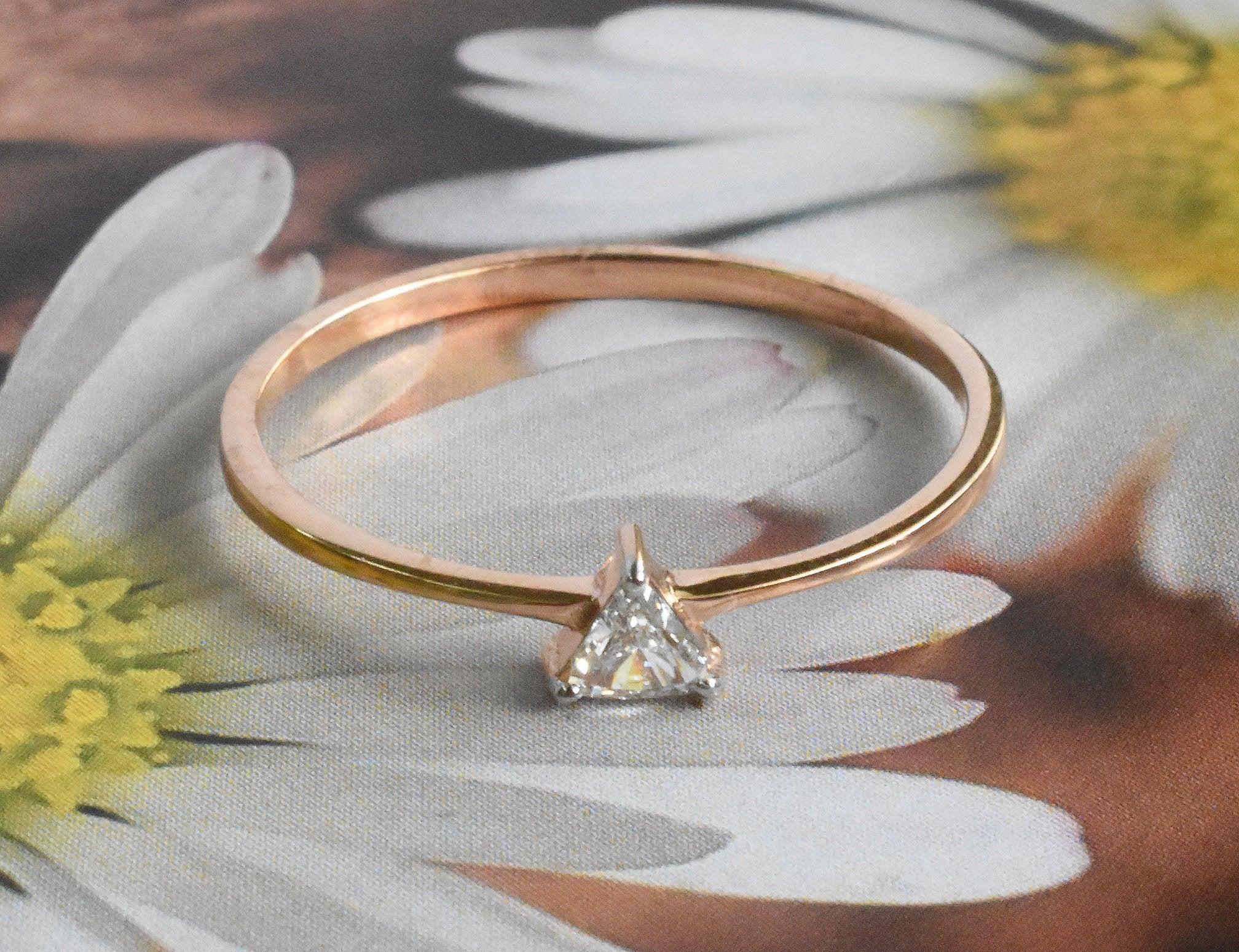 Im Angebot: 14k Gold Diamant-Dreieck Solitär Diamant-Dreieck-Ring () 7