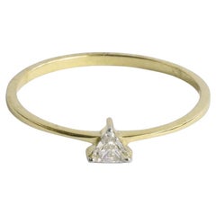 Bague triangulaire solitaire en or 14 carats avec diamant