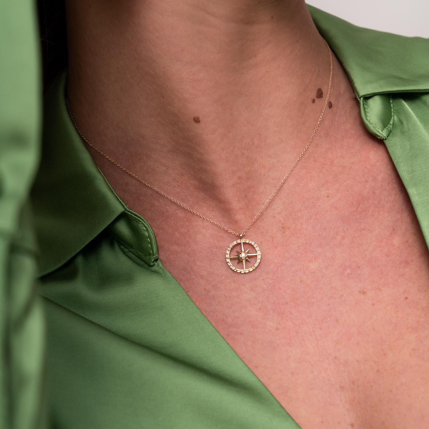 Taglio rotondo Ciondolo True North in oro 14k e diamanti di Dower & Hall in vendita