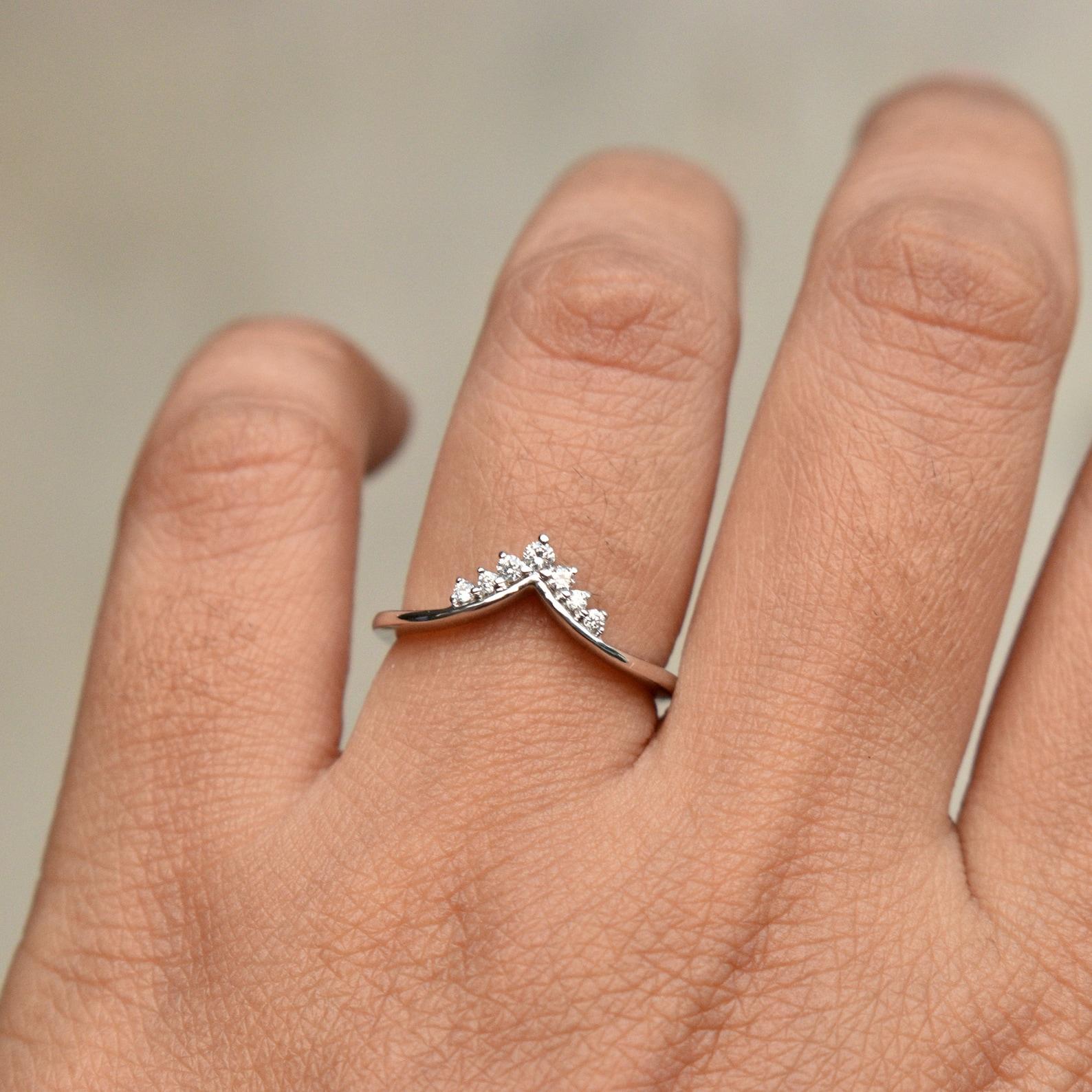 Art Deco 14K Gold Diamond Wedding Band Chevron V Stackable Ring Promise Ring For Women. For Sale