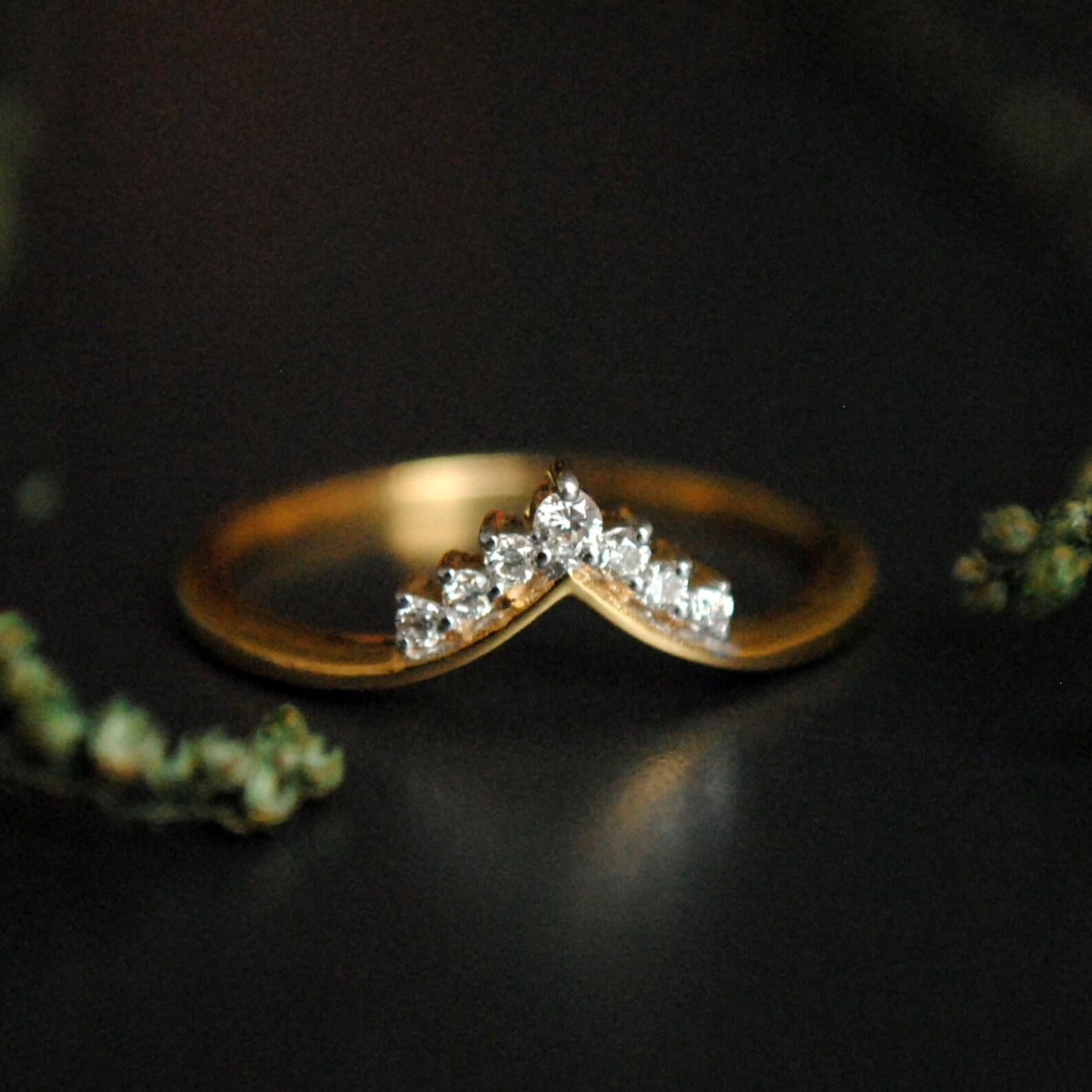 14K Gold Diamond Wedding Band Chevron V Stackable Ring Promise Ring For Women. In New Condition For Sale In Chicago, IL