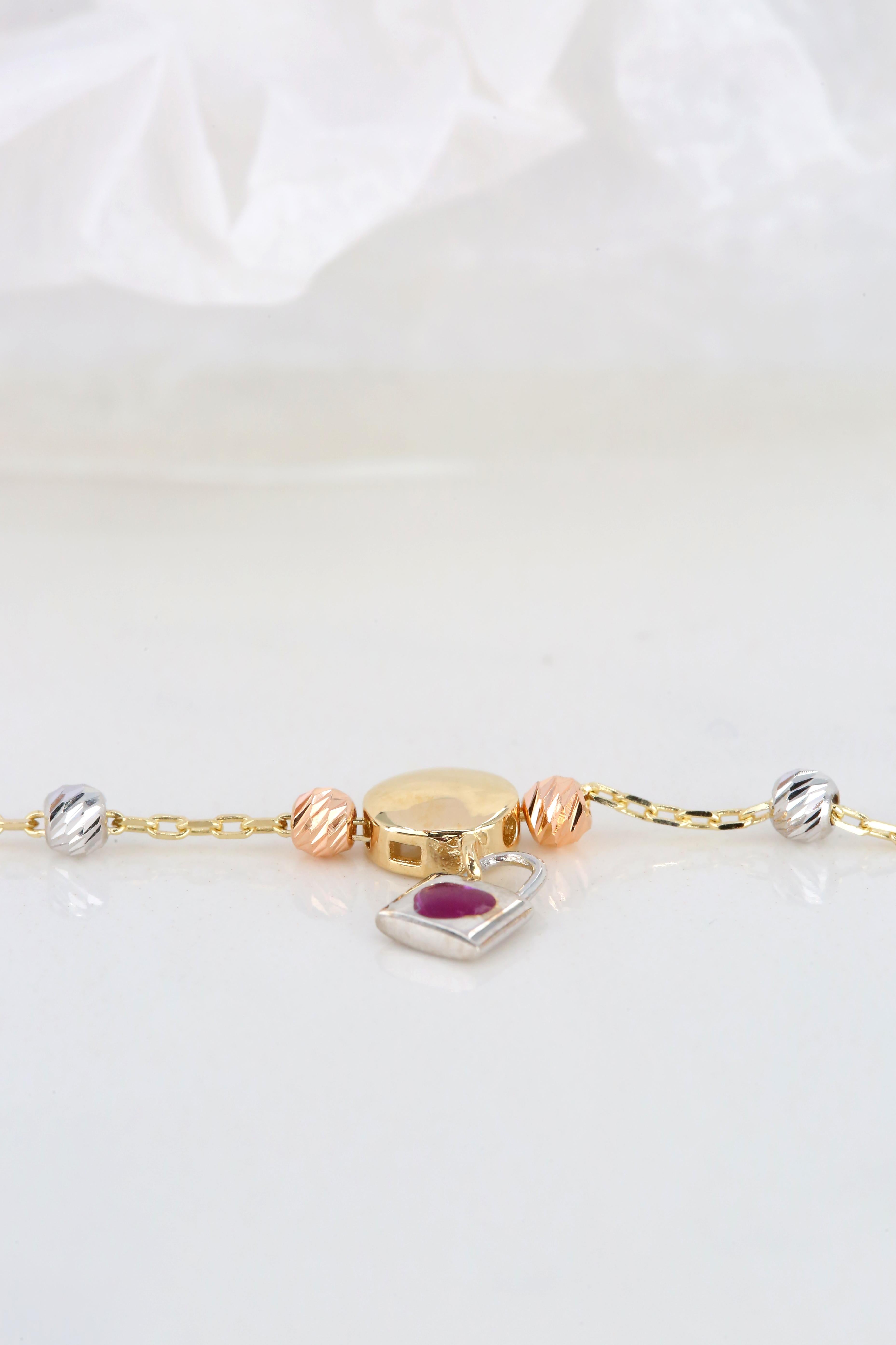 14K Gold Dot and Padlock Charm Dainty Beaded Bracelet In New Condition For Sale In ISTANBUL, TR