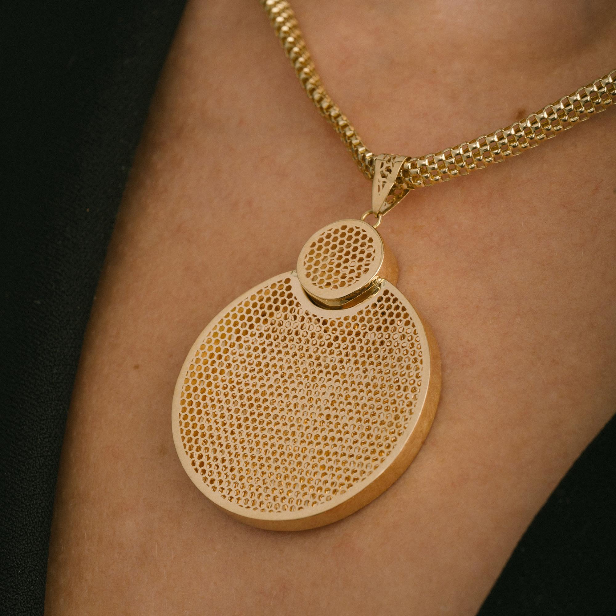 Dieser doppelkreisige Wabenanhänger aus 14-karätigem Gold vereint kühne Geometrie mit raffinierten Details und bietet sowohl symbolische Bedeutung als auch zeitlosen Stil. Zwei Kreise, eine Geschichte - dieser Anhänger ist inspiriert von Harmonie,
