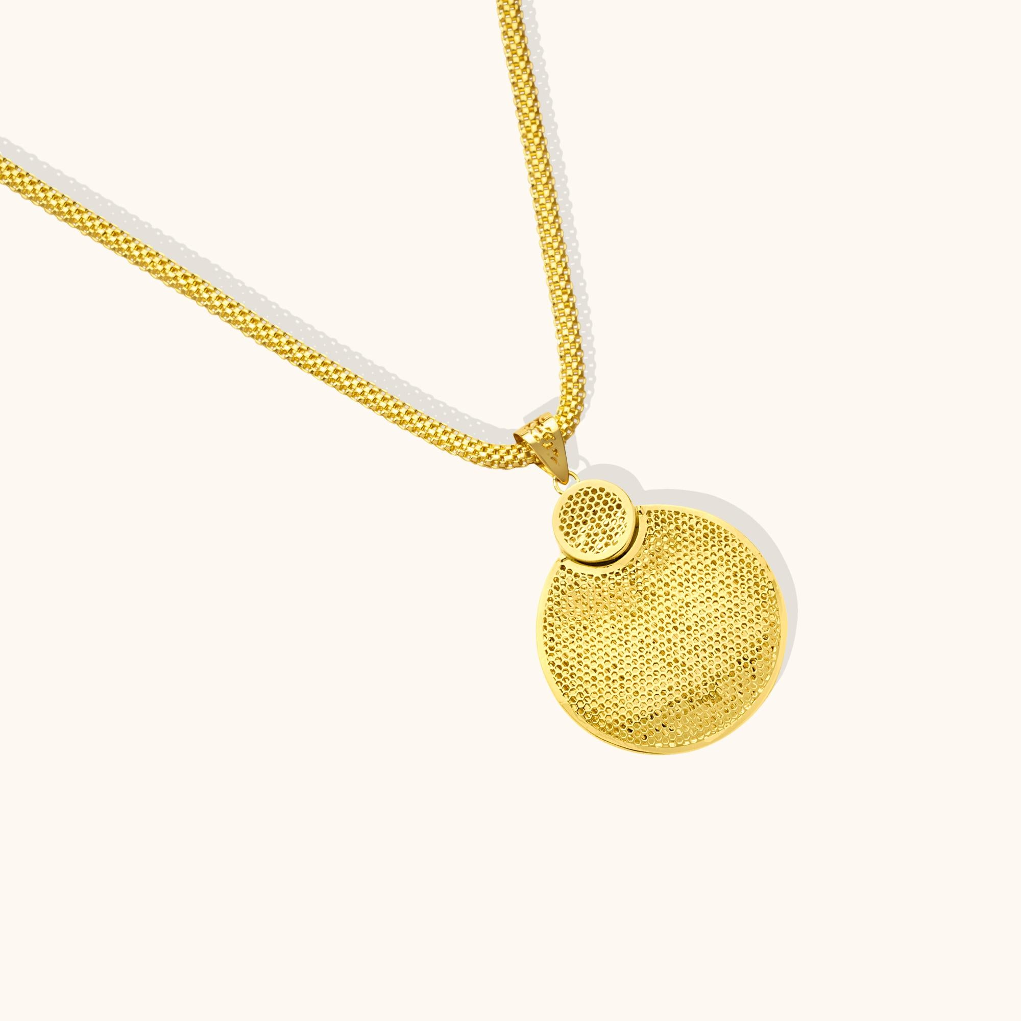 14K Gold Double Circle Honeycomb Anhänger - Handcrafted Statement Fine Jewelry Damen im Angebot