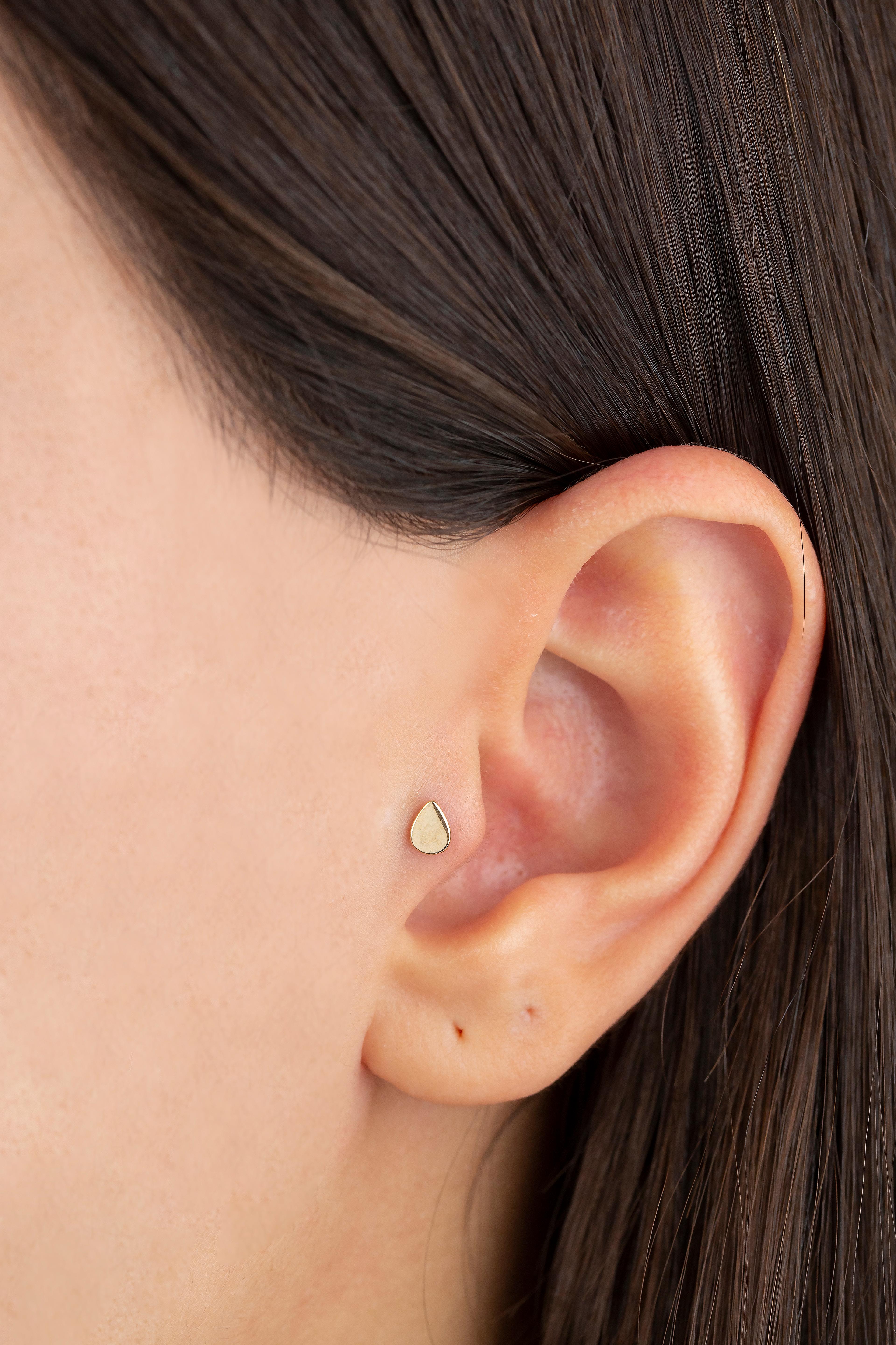 14K Gold Drop Shape Piercing, Pear Shape Gold Stud Earring

You can use the piercing as an earring too! Also this piercing is suitable for tragus, nose, helix, lobe, flat, medusa, monreo, labret and stud.

This piercing was made with quality