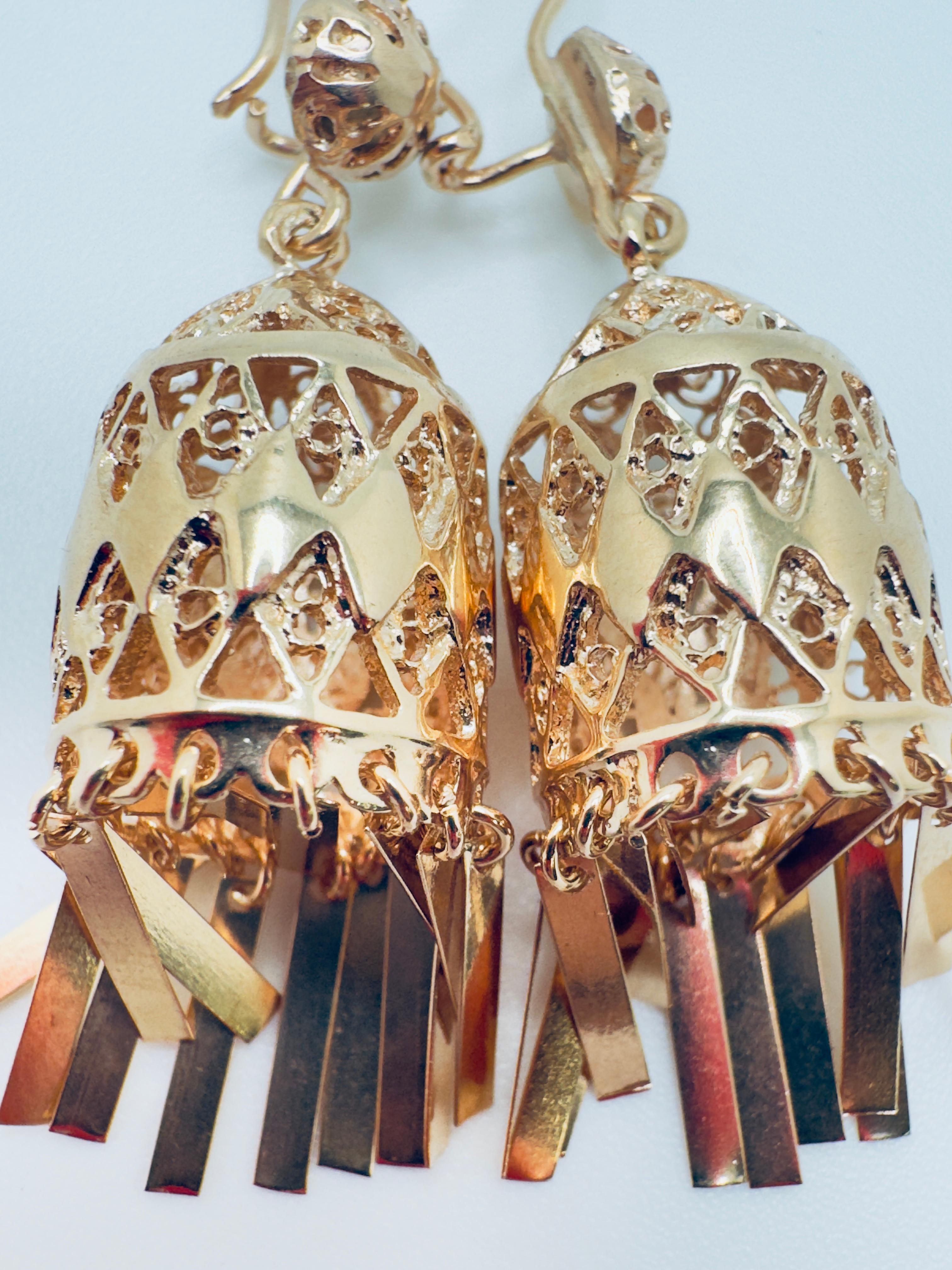 Pendientes colgantes Jhumka de oro de 14 quilates con filigrana de Dubai en venta 2