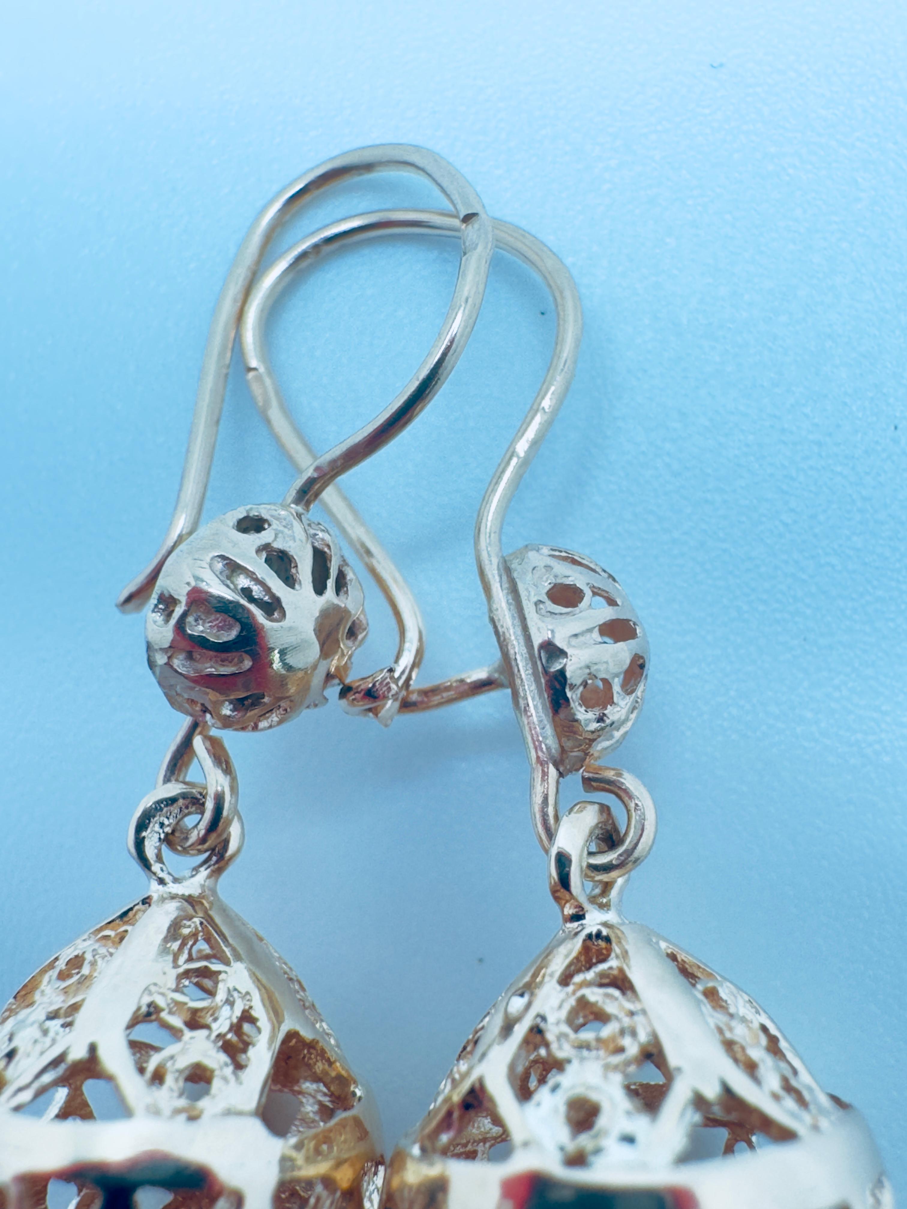 Pendientes colgantes Jhumka de oro de 14 quilates con filigrana de Dubai en venta 3