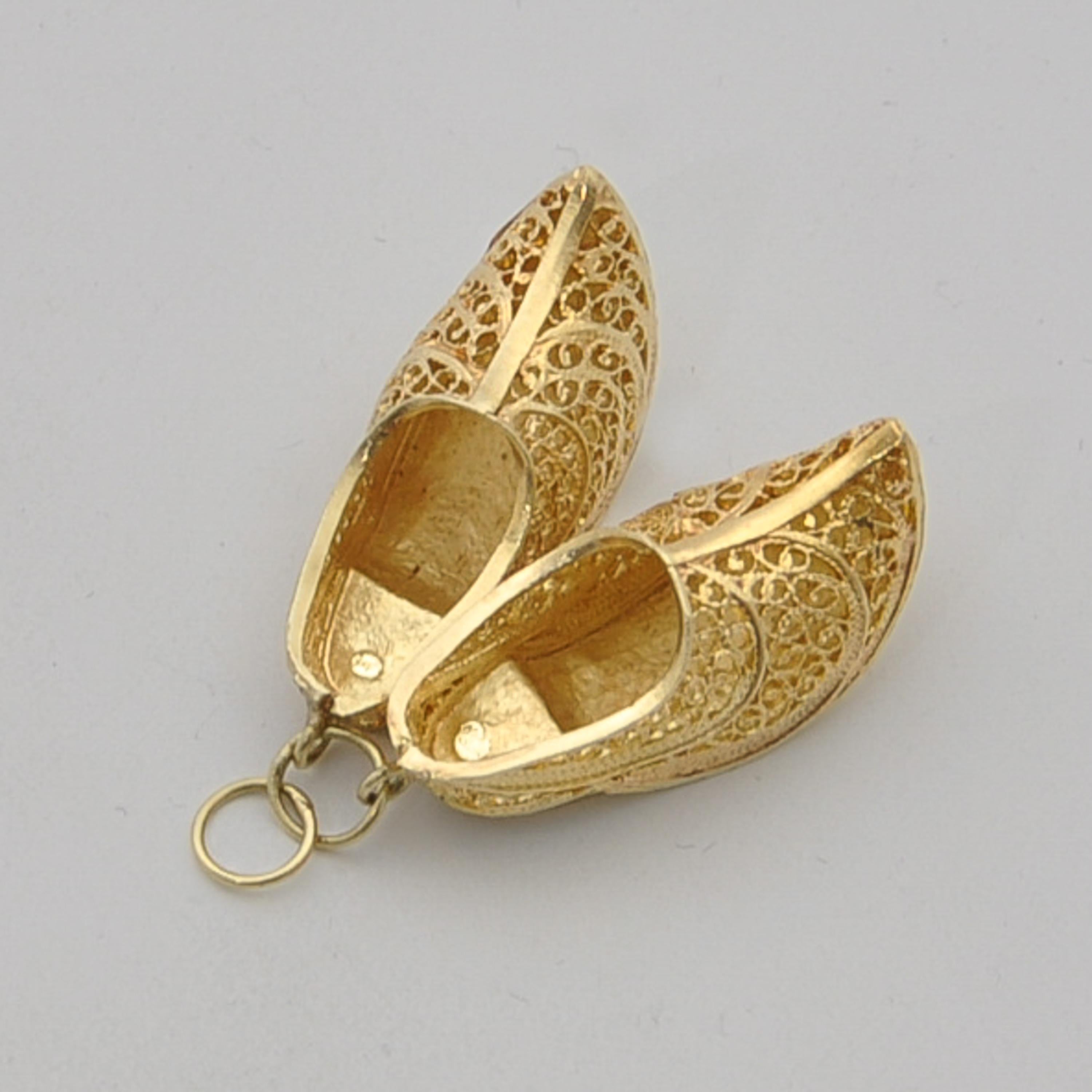Beautiful vintage three-dimensional stylized Dutch wooden shoes clogs charm pendant. The design of these vintage golden wooden shoes or clogs is exceptional. The clogs are very richly made of fine filigree. The Netherlands is the country of tulips,