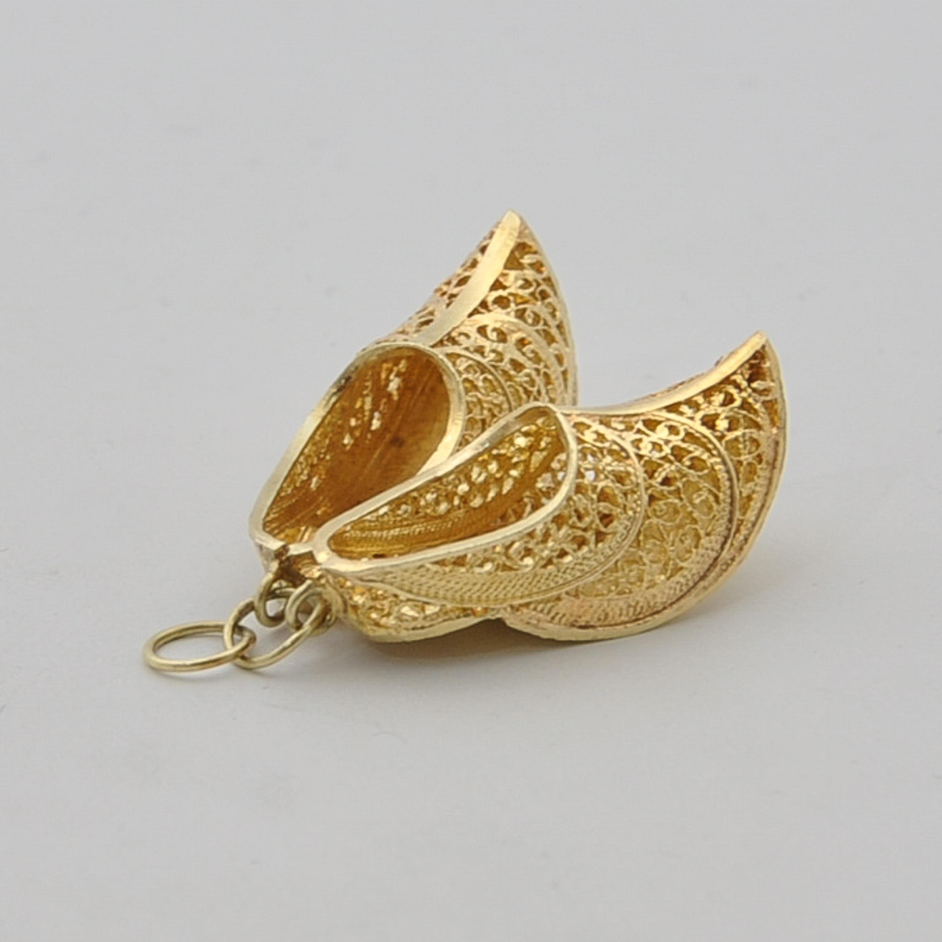 Vintage Dutch Filigree Clogs 14K Gold Charm In Good Condition In Rotterdam, NL