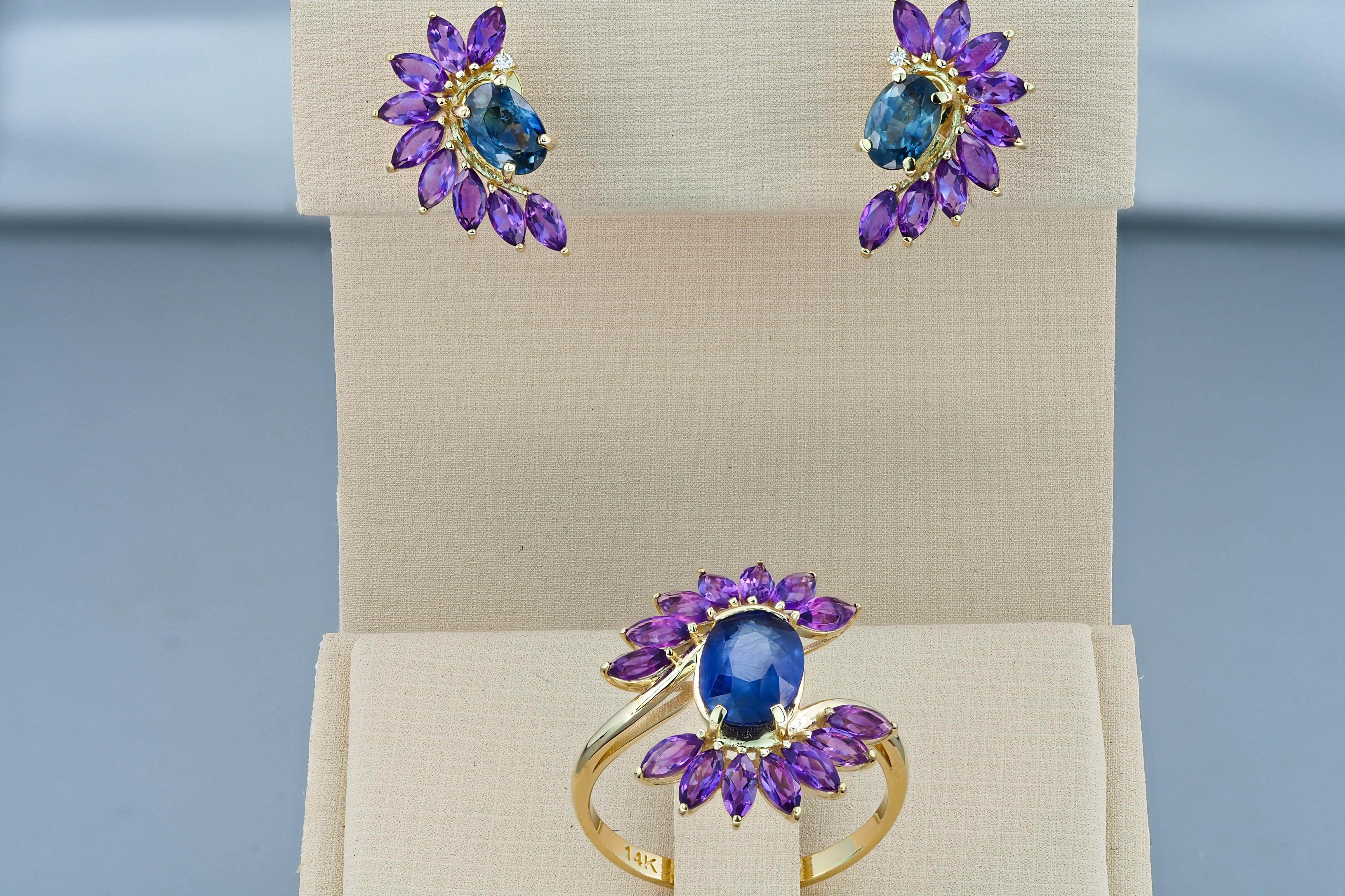 14 kt solid gold earrings and ring with natural sapphires, amethysts and diamonds.  
Total weight: 4.7 g.
Size Earrings: 10 x 16.6 mm.
Size rings face: 18.5 x 14 mm.

Central stones:
Natural sapphires - 3 pieces
Weight: approx 3 ct total, cut -