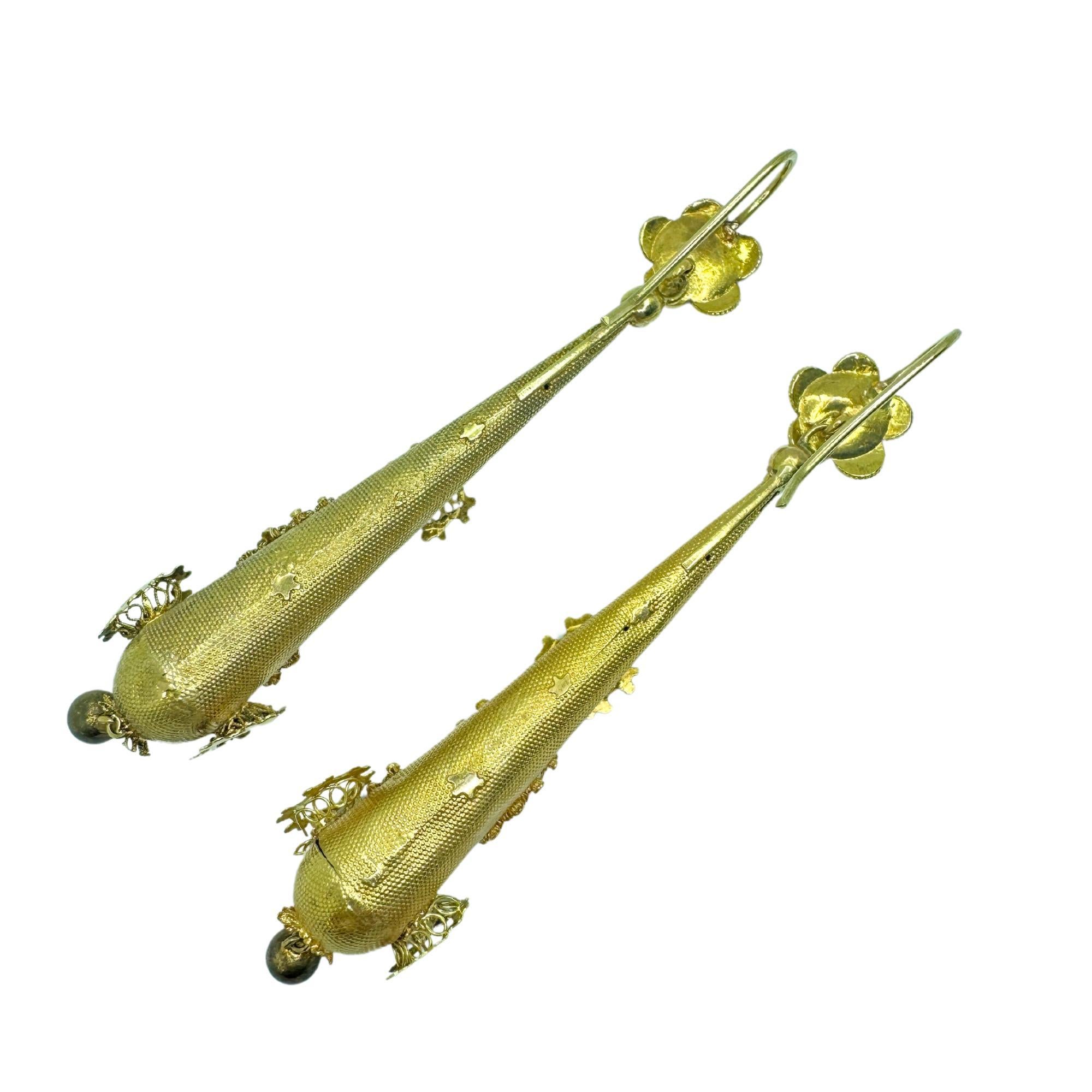Eleva il tuo stile con questi splendidi orecchini in oro vittoriano 14k. In buone condizioni con lievi segni di usura, questi orecchini mostrano l'eleganza del periodo vittoriano. Con una misura di 2,75 pollici e un peso di 6,2 grammi, questi