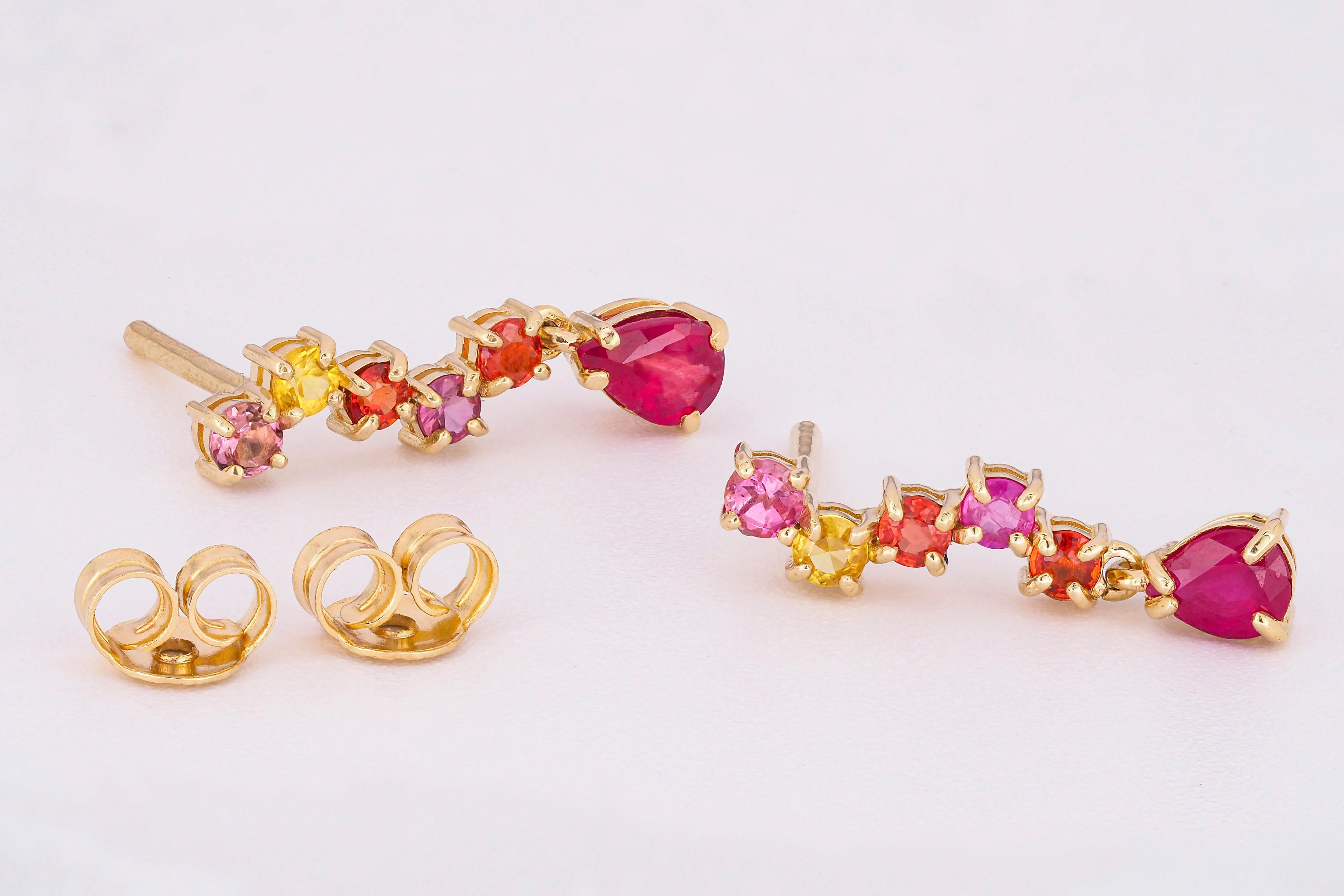 Taille poire Clous d'oreilles en or 14 carats avec saphirs multicolores et rubis en vente