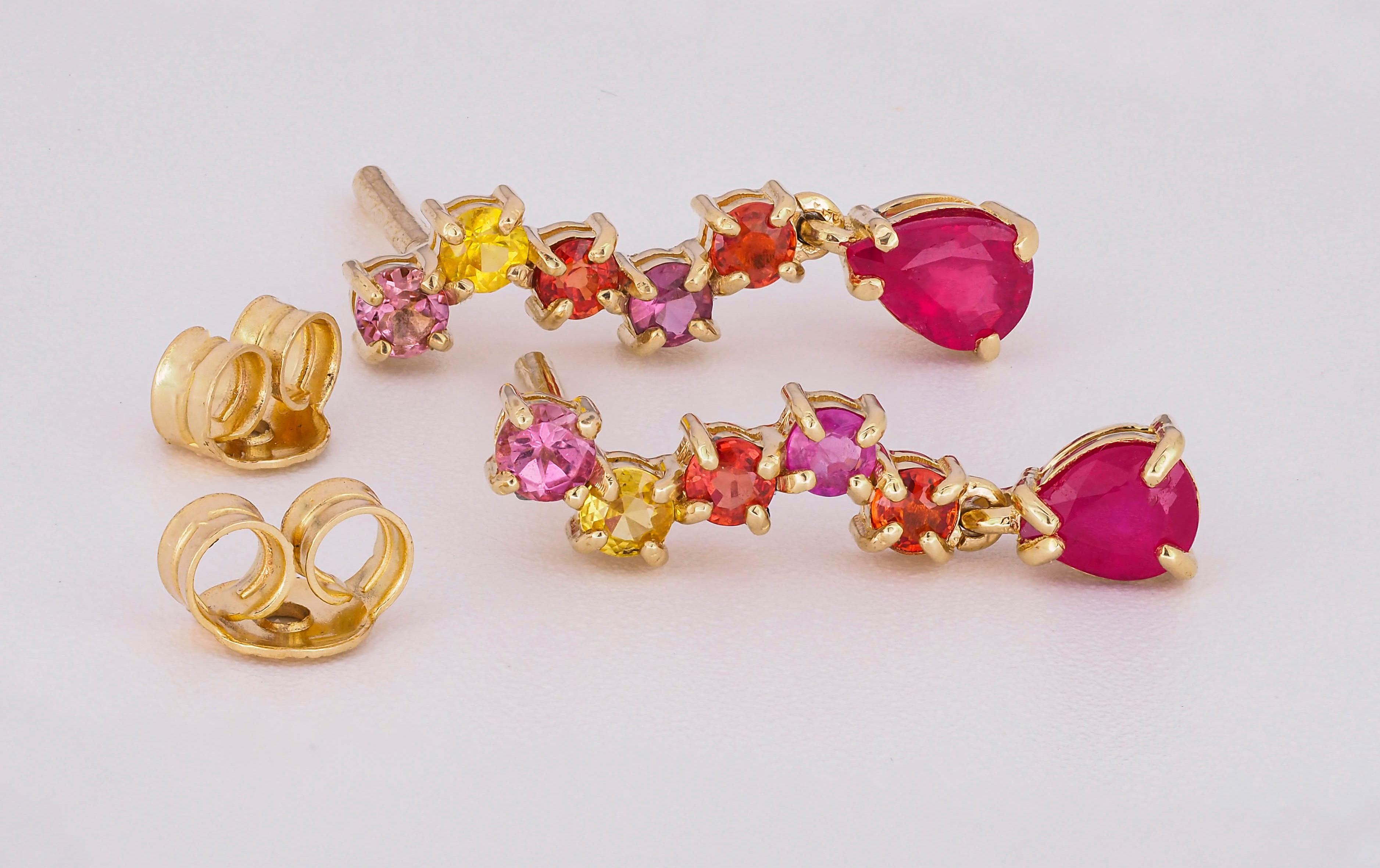 Clous d'oreilles en or 14 carats avec saphirs multicolores et rubis Neuf - En vente à Istanbul, TR