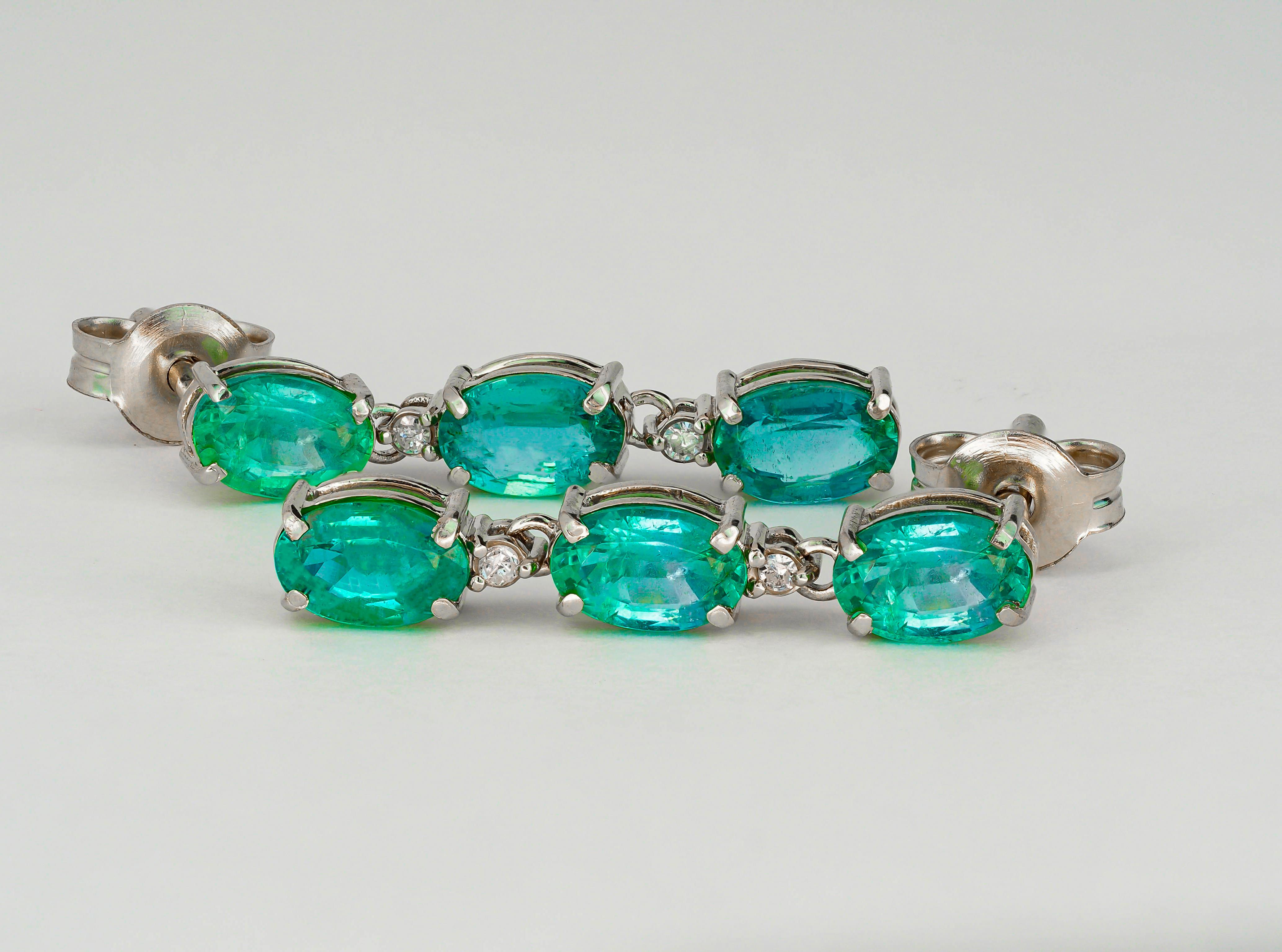Women's 14 Karat Gold Earrings Studs with Oval Emeralds. Emerald earrings studs.  For Sale