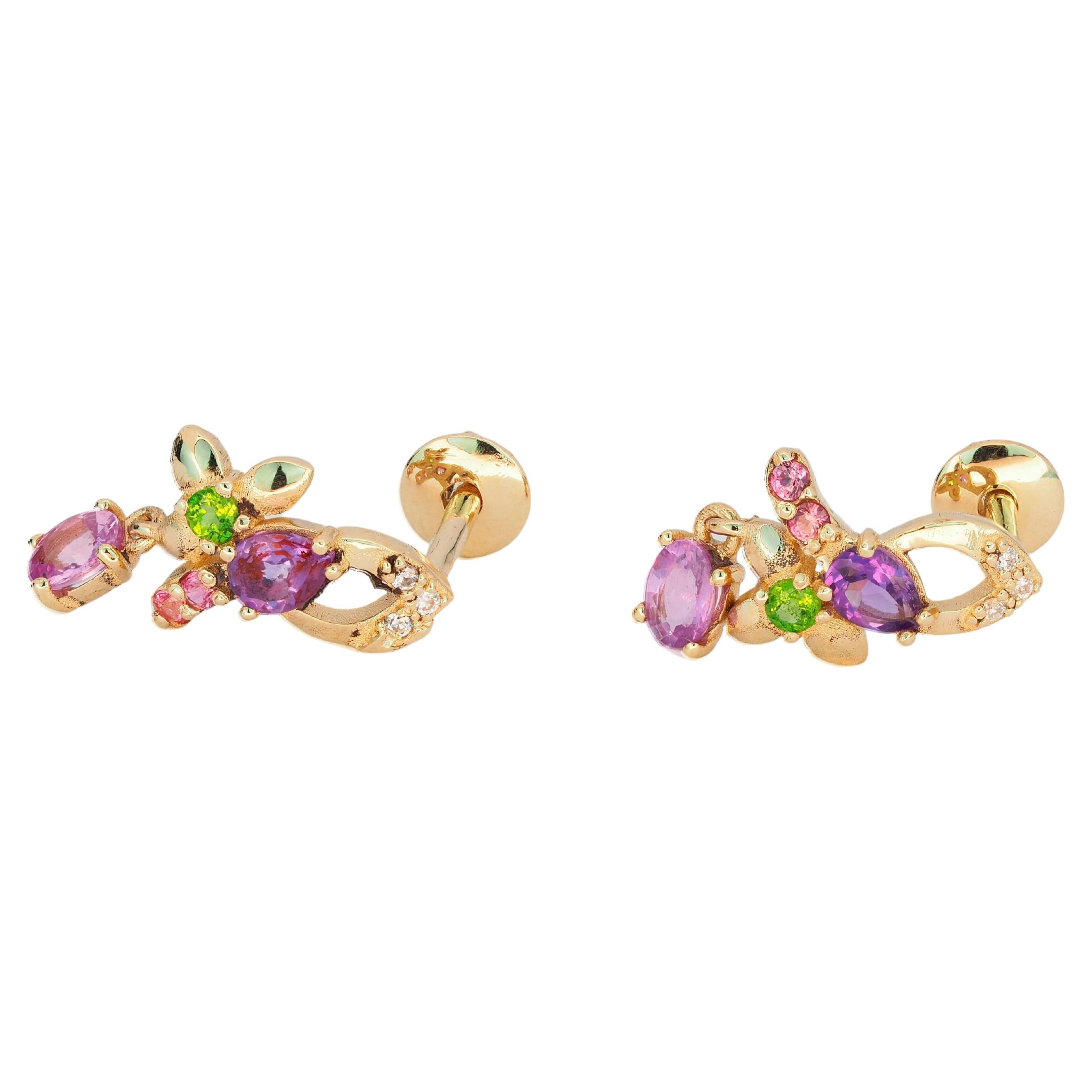 Orecchini in oro 14 carati con gemme multicolori. Orecchini con gemme rosa e lavanda. Orecchini con zaffiro.

Metallo: oro 14 carati.
Peso: 2,4 g.
Dimensioni: 16 x 8 mm.
Pietre preziose:
1. Zaffiri autentici - 2 pezzi
Peso - 0,60 ct x 2 - 1,20 ct in