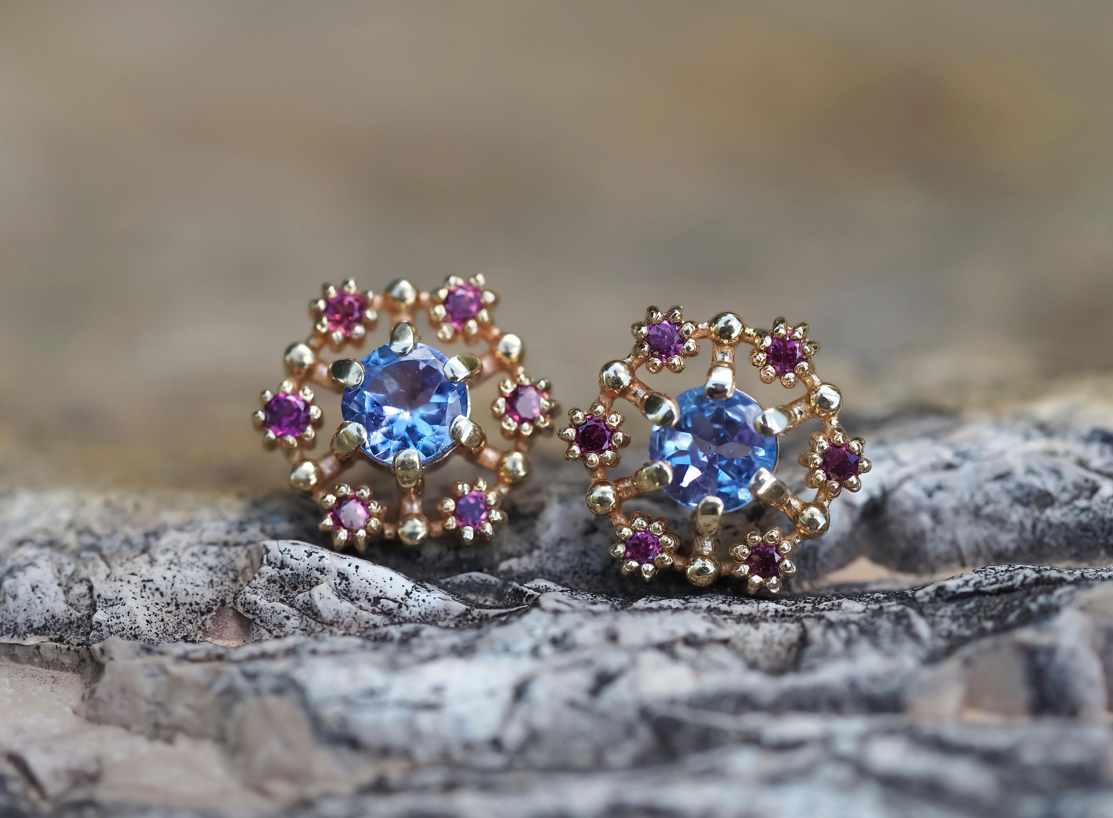 14 Karat Gold Earrings Studs with Tanzanites and Diamonds For Sale 4