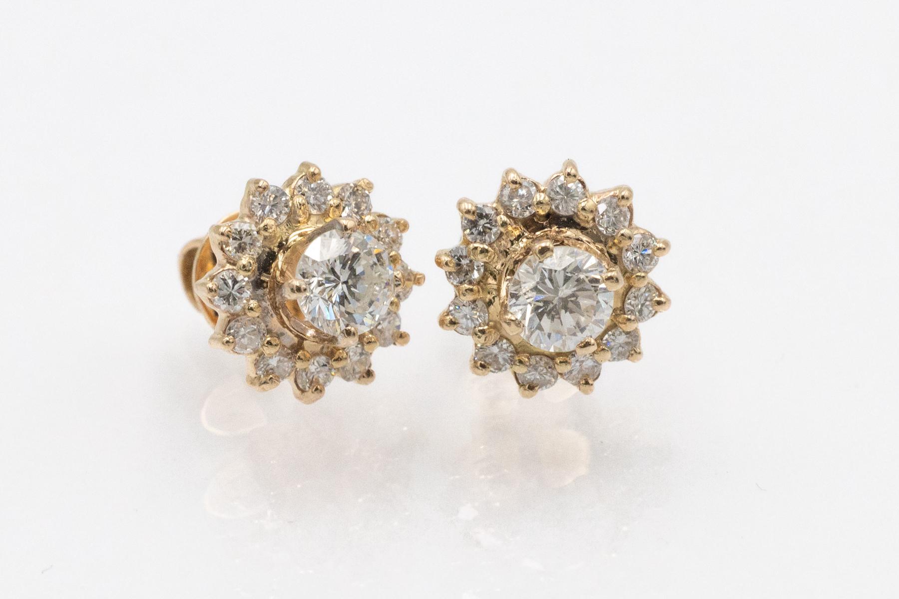 Orecchini in oro con diamanti per un totale di 1,70 carati.

Gli orecchini sono realizzati in oro giallo 14k (finezza 0,585 circa).

Origine: Europa occidentale, contemporanea.

Gli orecchini sono incastonati con un totale di 26 diamanti:

- 2