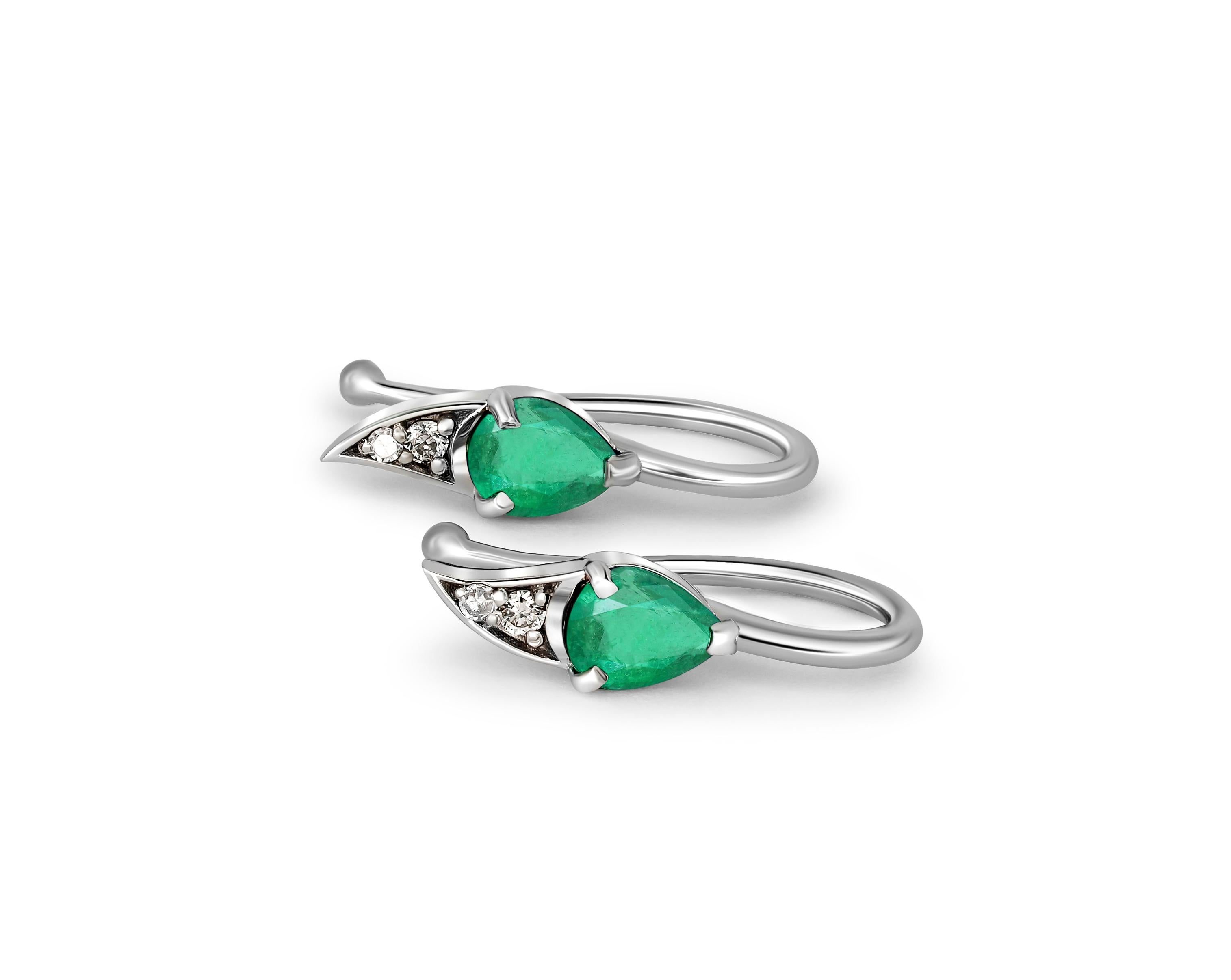 14k gold earrings with natural emerald and diamonds. 
Minimalist emerald earrings. Emerald gold earrings. Pear emerald earrings.

Weight: 1.5 g.
Size: 16.5 x 4.5 mm.

Central stones: 
Natural emerald: weight - 1 ct total, 2 pieces.
Pear cut, green