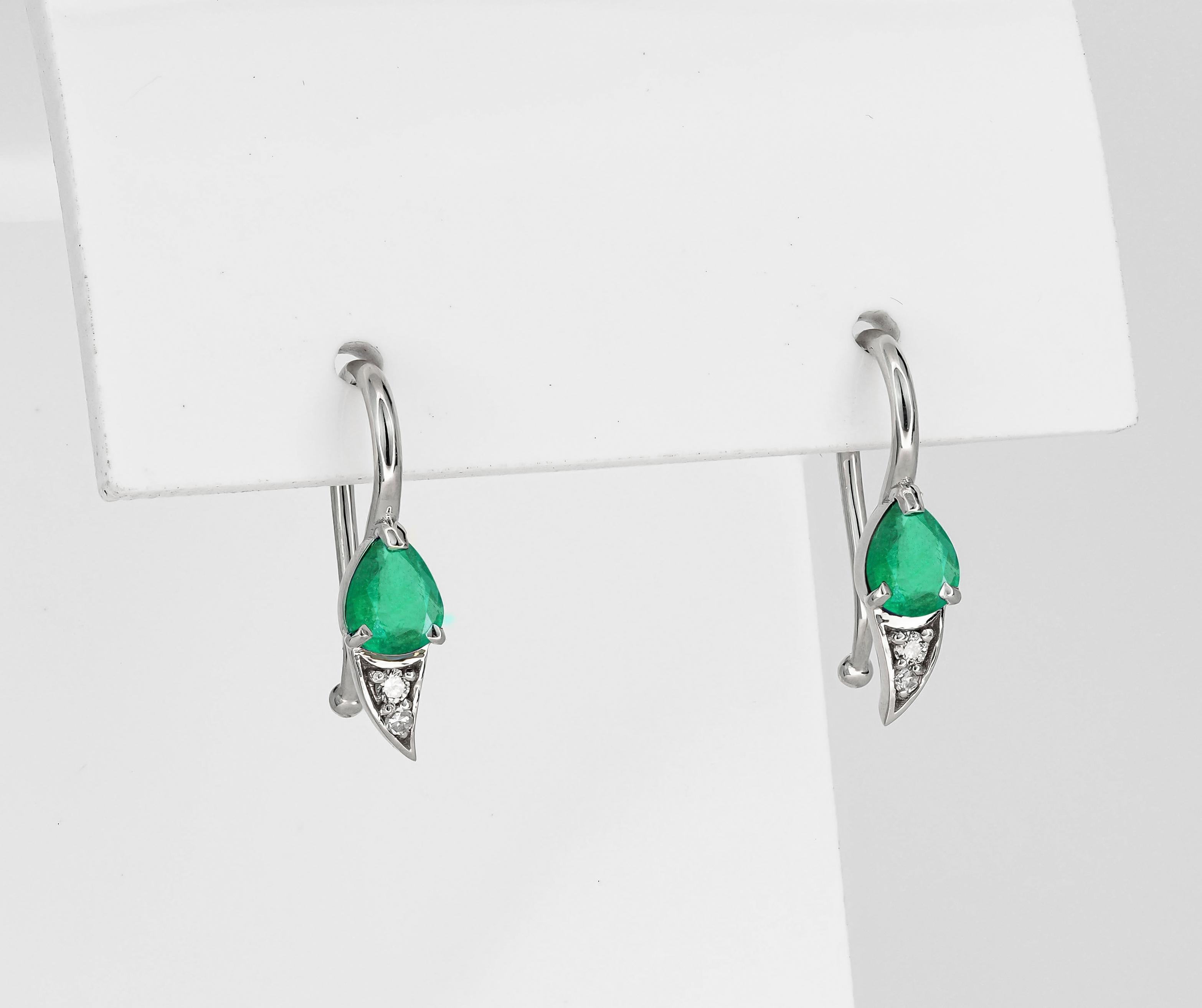 14k gold earrings with natural emerald and diamonds.  In New Condition For Sale In Istanbul, TR