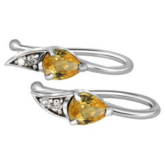 Boucles d'oreilles en or 14k avec saphir naturel et diamants. 