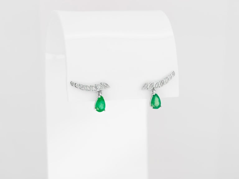 Modern Pear emerald earrings studs. Emerald and diamonds earrings. For Sale