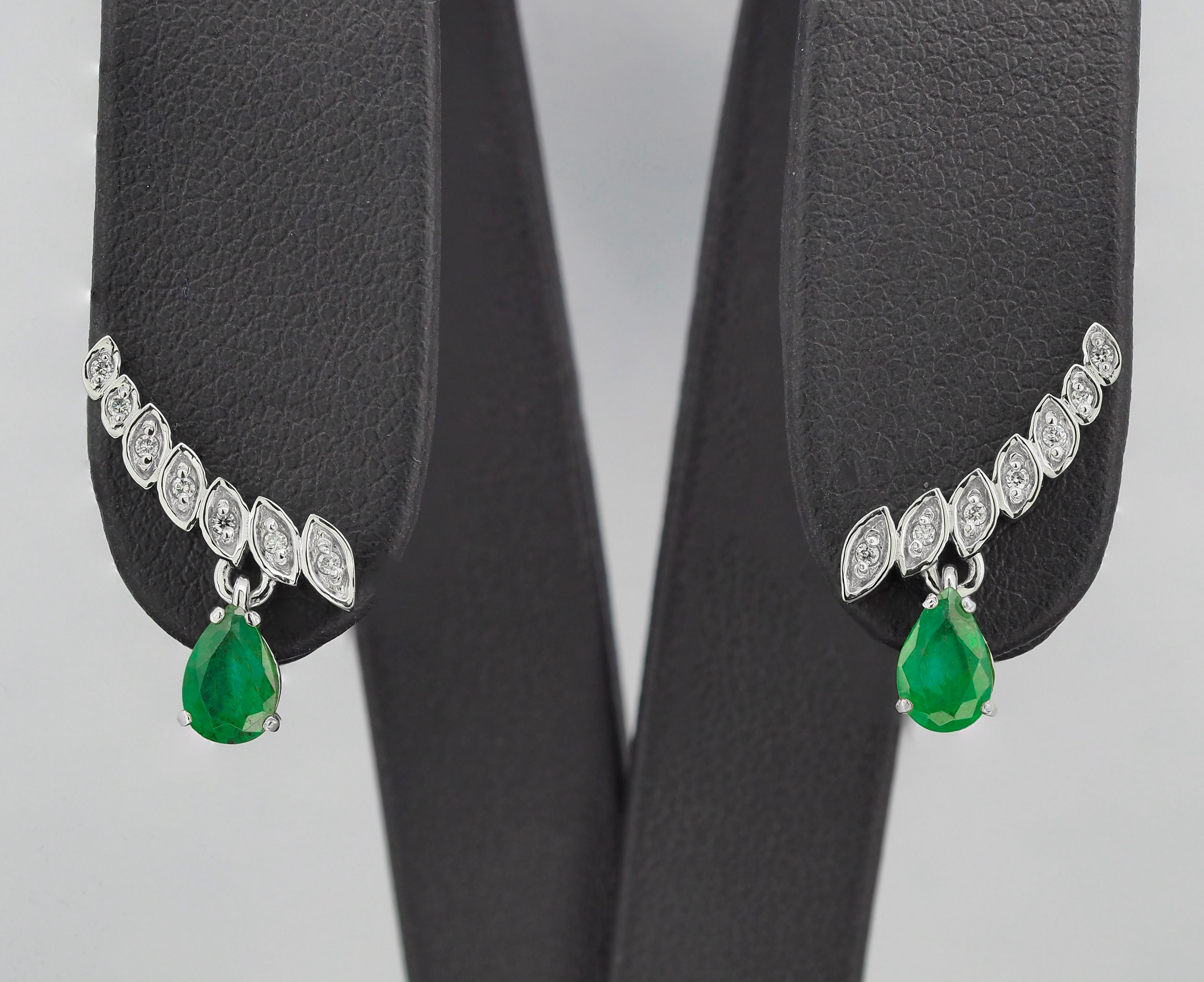 Contemporary Pear emerald earrings studs. Emerald and diamonds earrings. For Sale