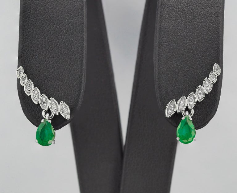 Pear emerald earrings studs. Emerald and diamonds earrings. In New Condition For Sale In Istanbul, TR