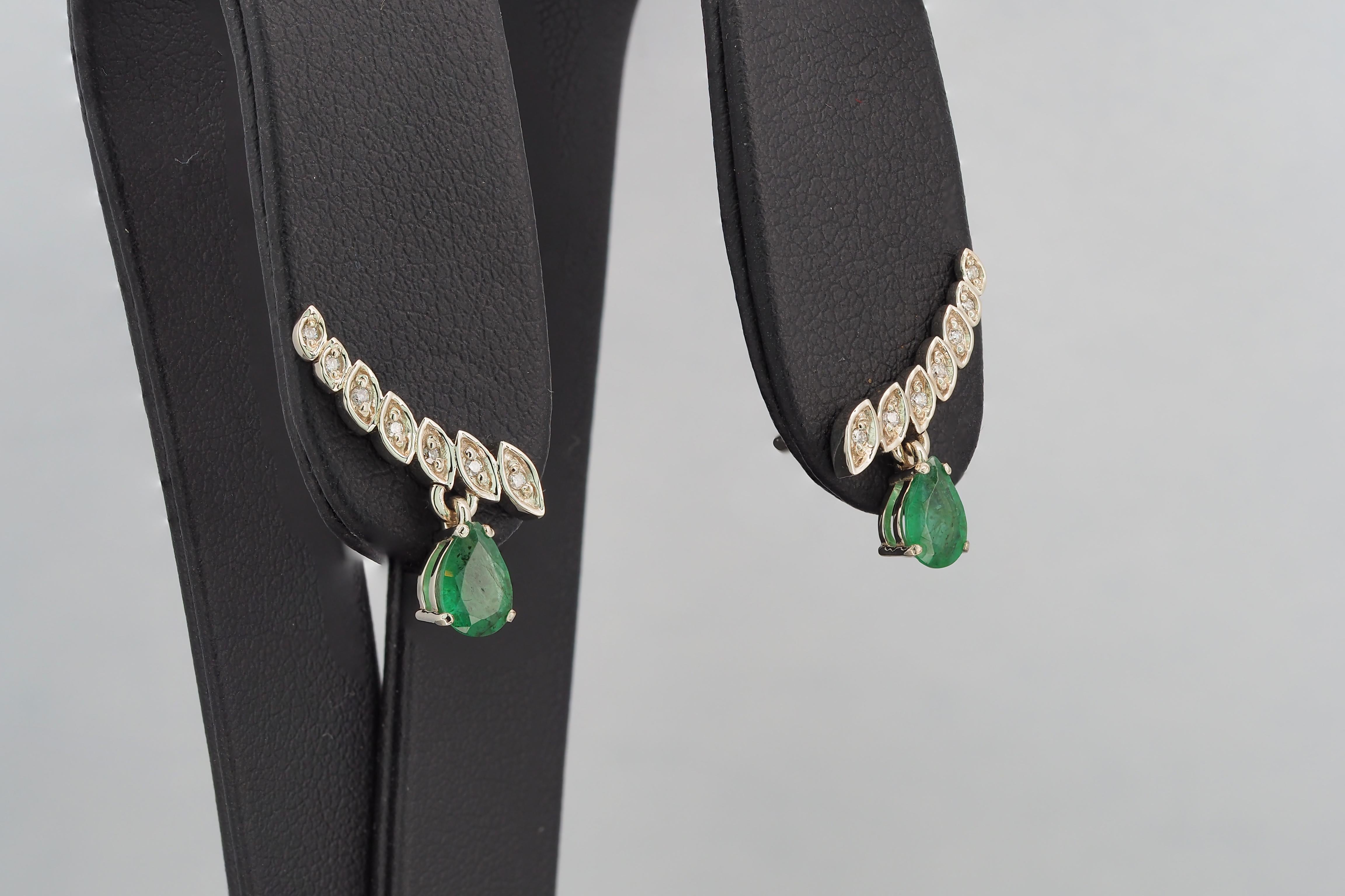 Pear emerald earrings studs. Emerald and diamonds earrings. In New Condition For Sale In Istanbul, TR