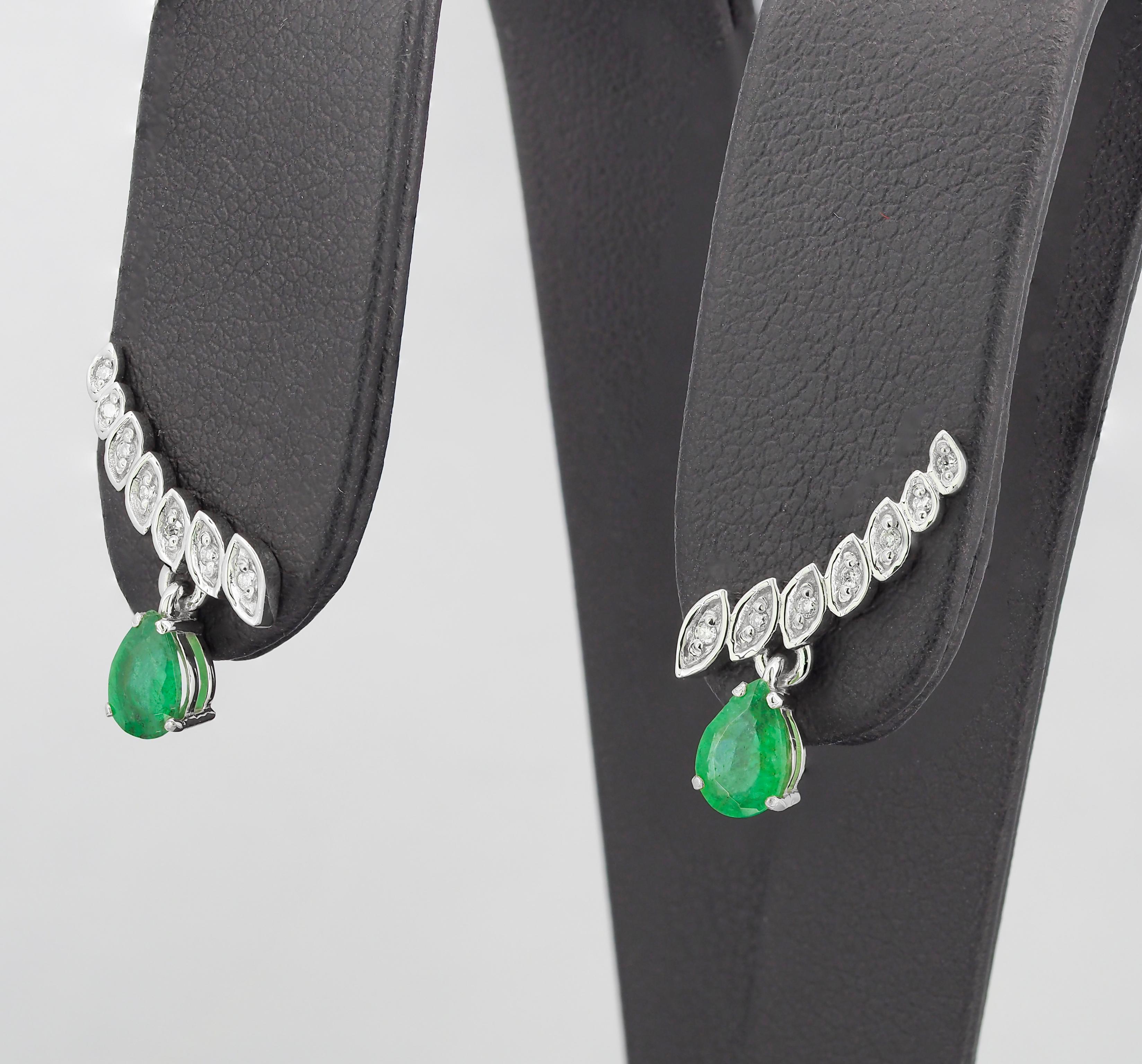 Women's Pear emerald earrings studs. Emerald and diamonds earrings. For Sale