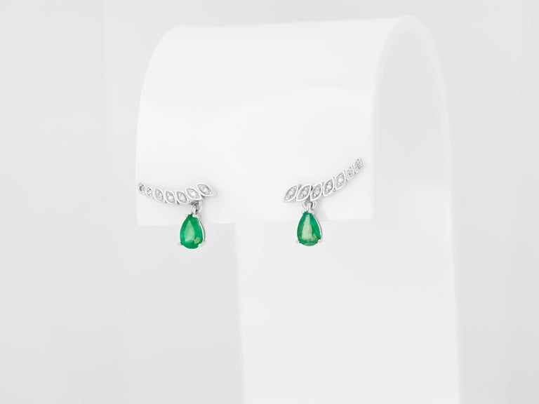 Pear Cut Pear emerald earrings studs. Emerald and diamonds earrings. For Sale