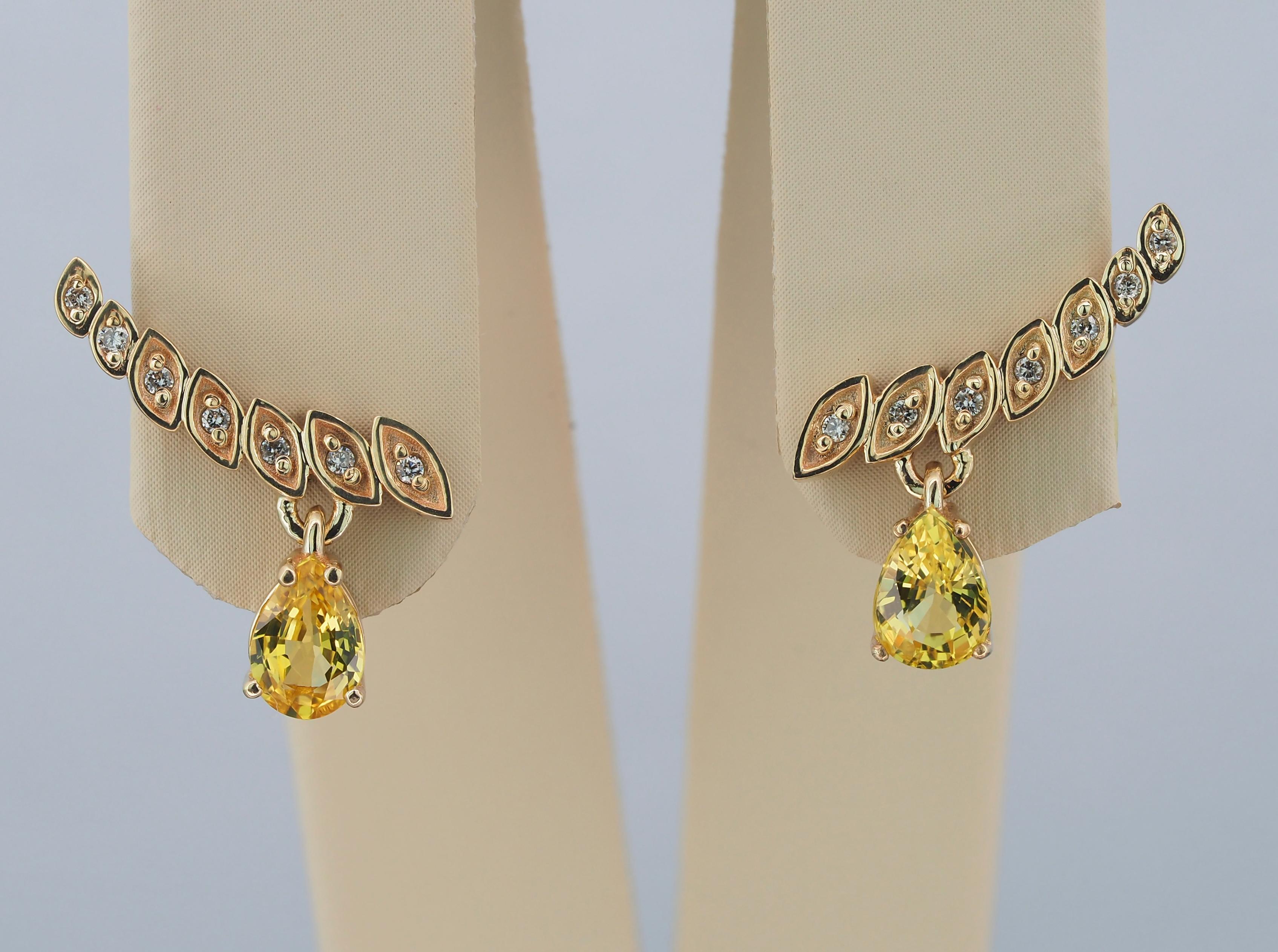14 kt solid gold earrings with pear natural sapphires and diamonds. September birthstone.
Total weight: 2.3 g.
Size: 15.5 x 10 mm.

Central stones: Natural Sapphires - 2 pieces
Cut: Pear
Weight: approx 1.40 ct total. (6 x 4 mm each)
Color: Yellow,