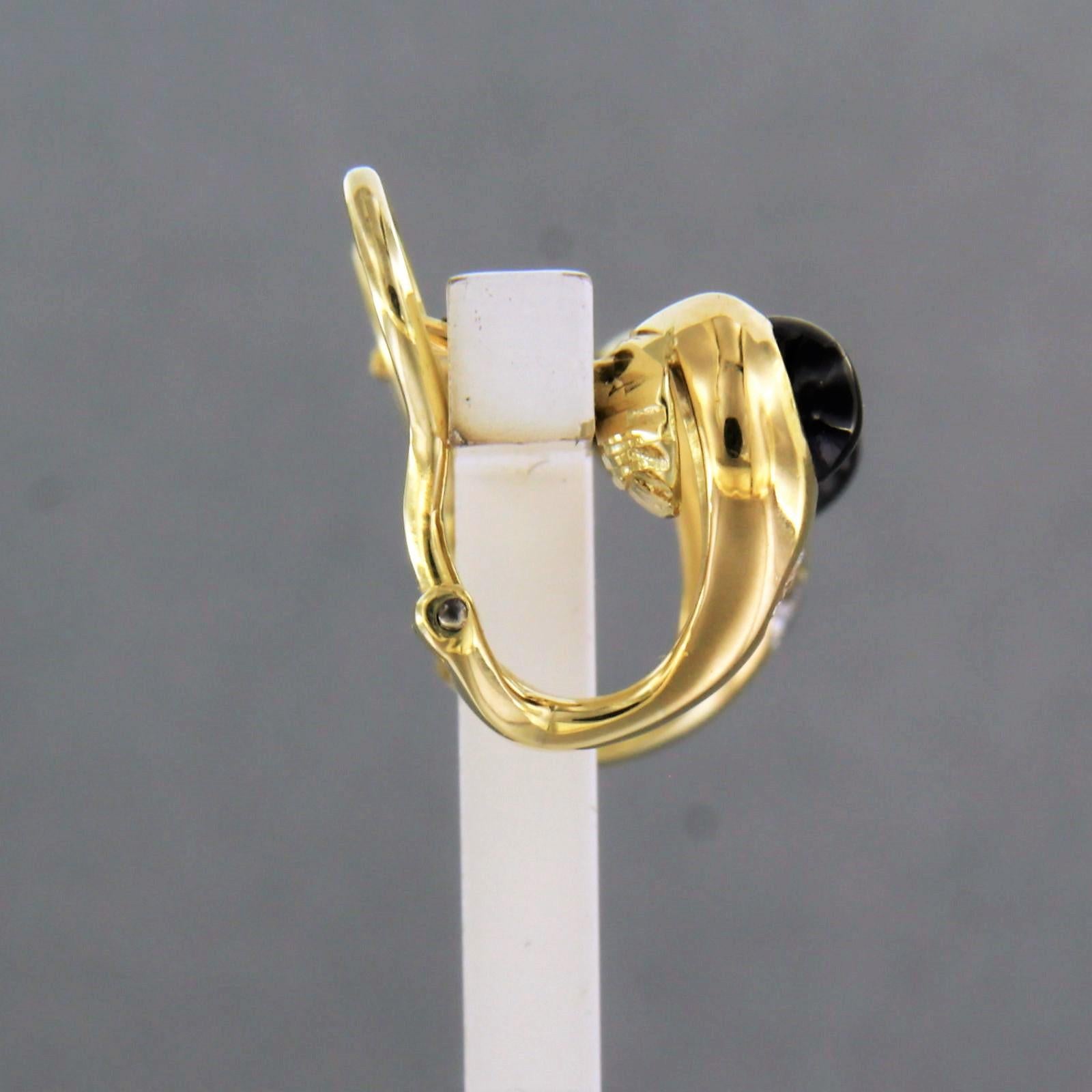 Boucles d'oreilles en or jaune 14k serties de saphir et diamant taille brillant 0.25 ct F/G VS/SI

Description détaillée :

Les boucles d'oreilles mesurent 1,3 cm de haut et 0,8 cm de large.

Poids total 7,1 grammes

set avec

- 2 x 5,0 mm saphir