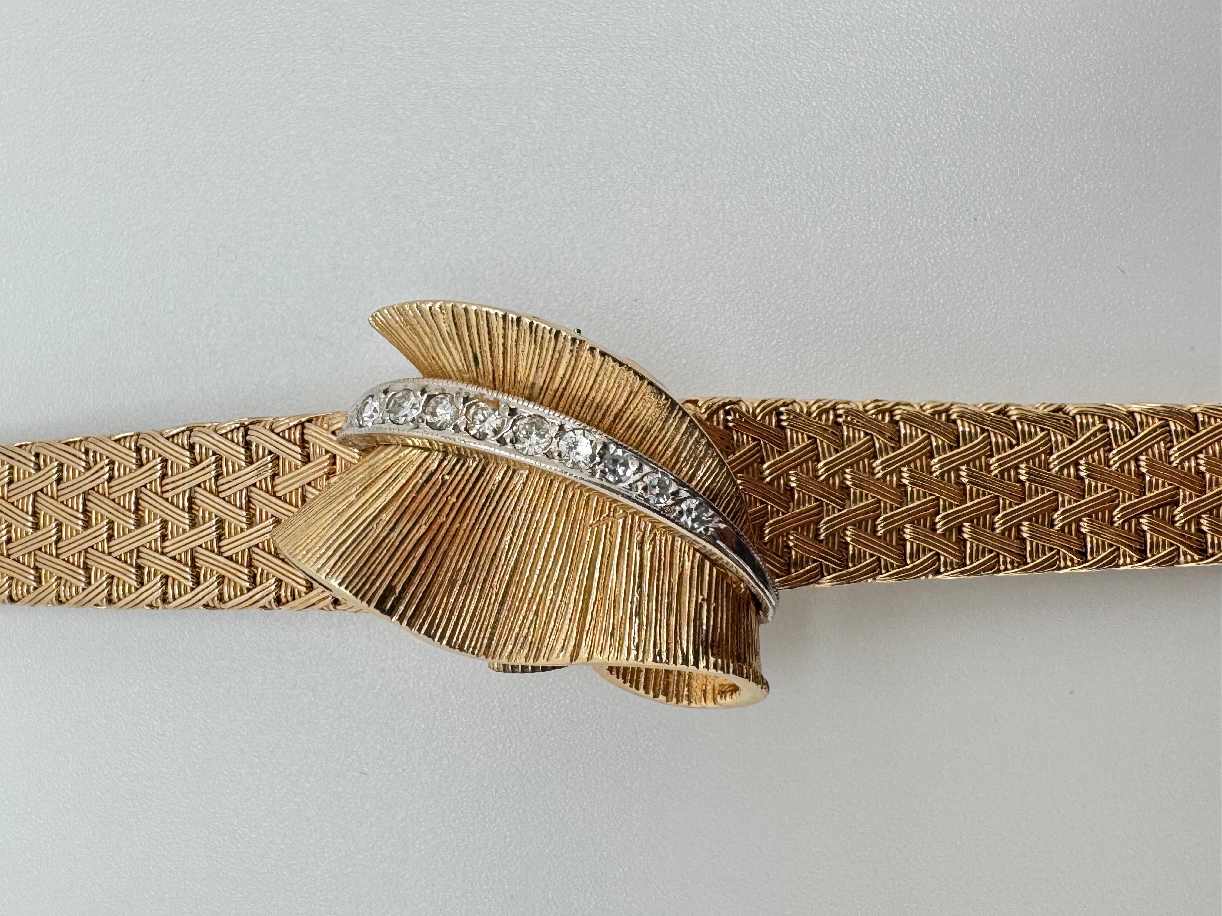Cette élégante montre Ebel est fabriquée en or 14 carats et présente un design sophistiqué mis en valeur par une partie supérieure décorative distinctive. Neuf diamants taille unique étincelants, sertis en pavé pour ajouter une touche raffinée de