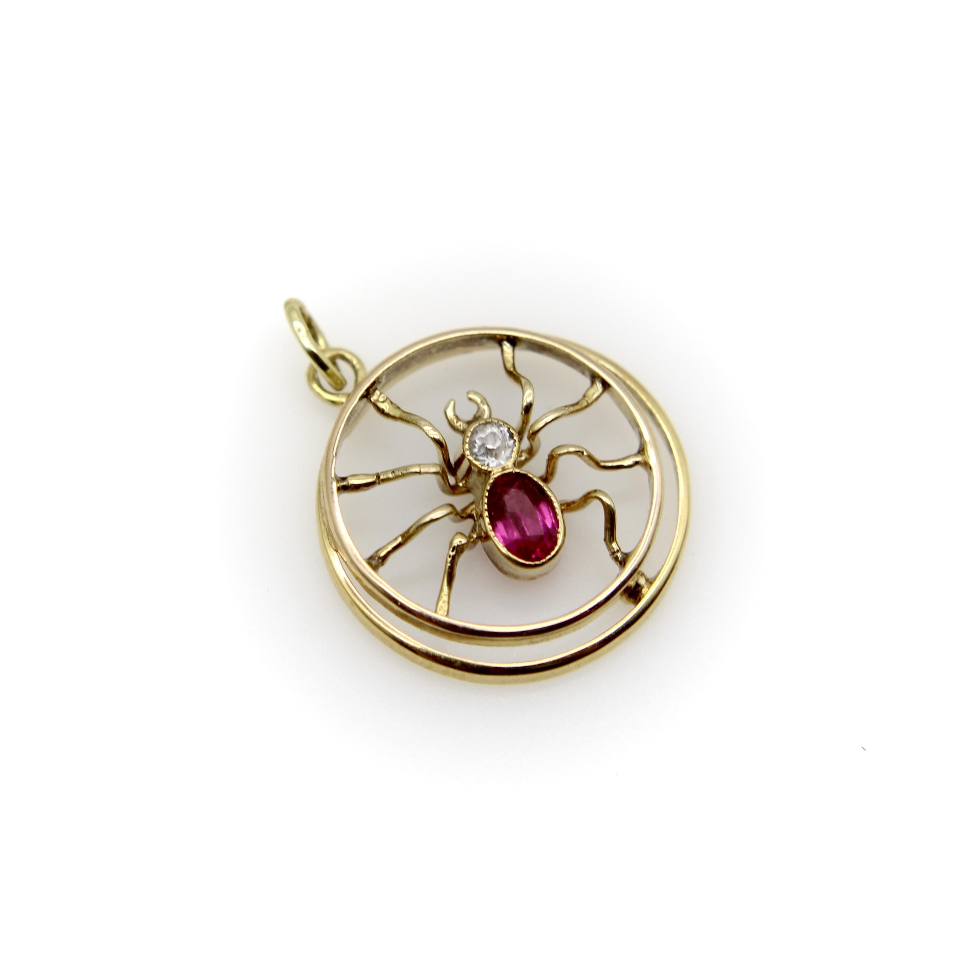 Ce pendentif édouardien en or 14 carats représente une araignée dans un cadre éclipsé. Le thorax de l'araignée est constitué d'un saphir blanc rond, tandis que son abdomen est constitué d'un rubis ovale. Les deux pierres sont serties avec un délicat
