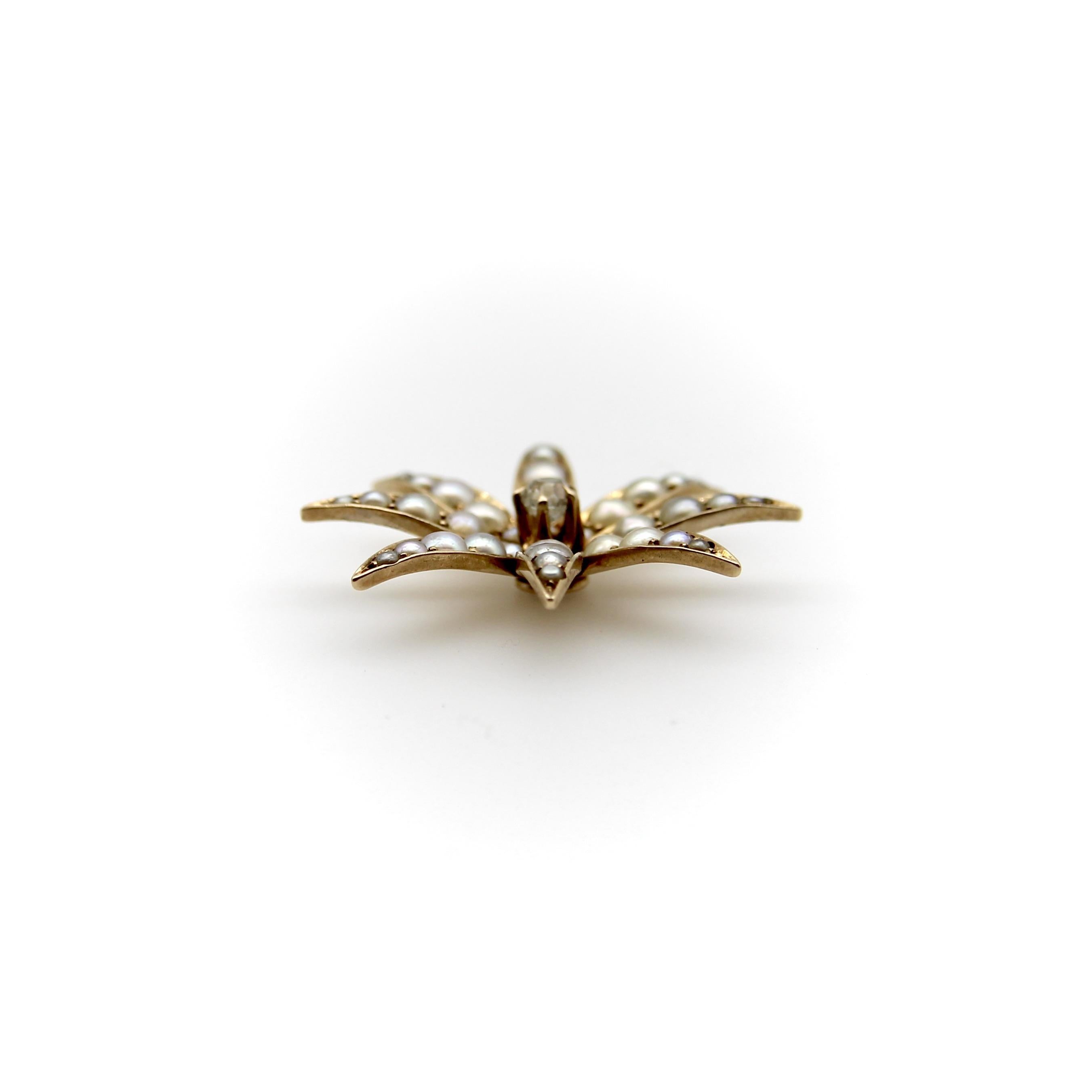 Taglio vecchia miniera Ciondolo a forma di fiore con diamante e perla in oro 14K in vendita