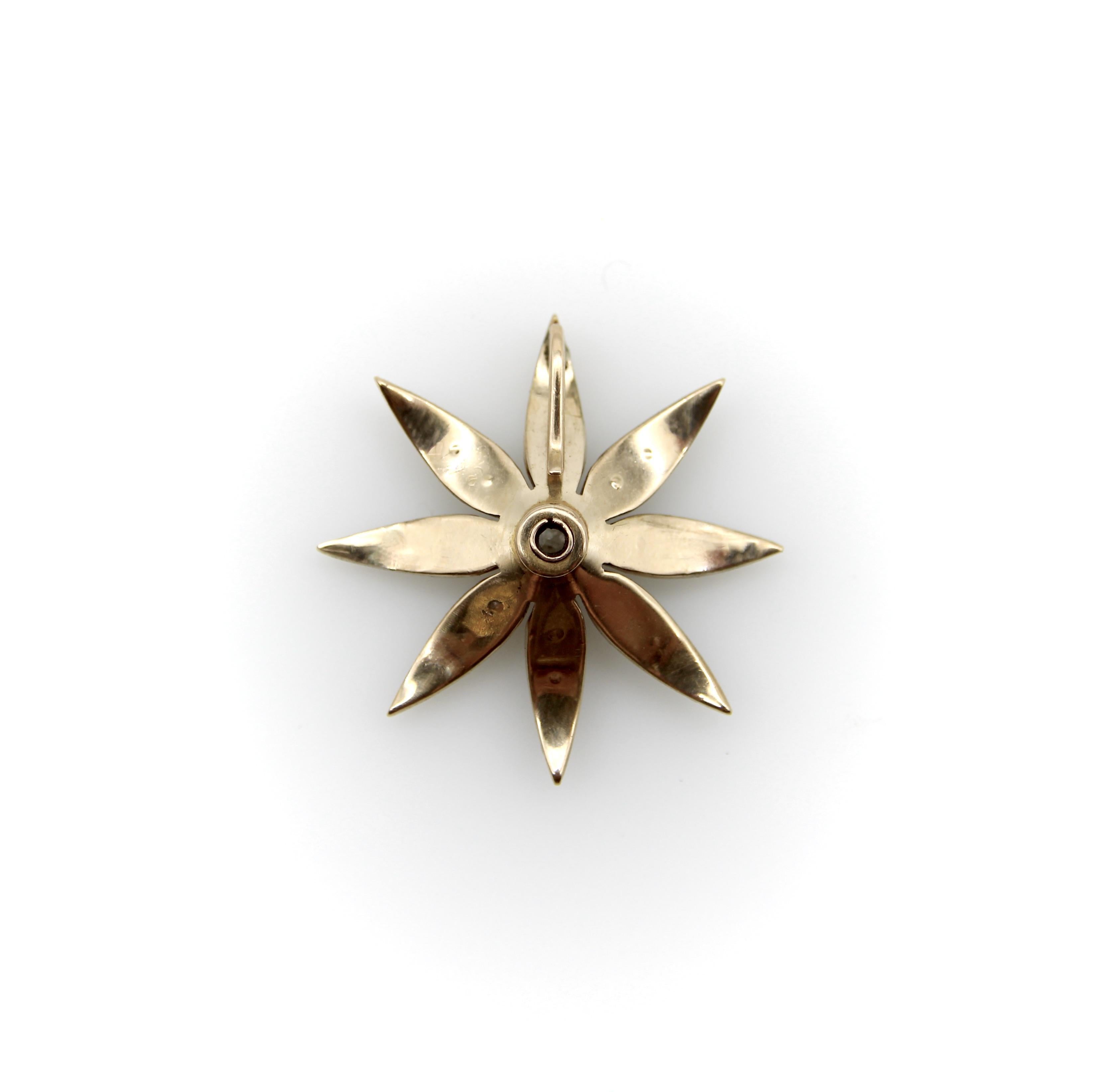 Ciondolo a forma di fiore con diamante e perla in oro 14K In condizioni buone in vendita a Venice, CA