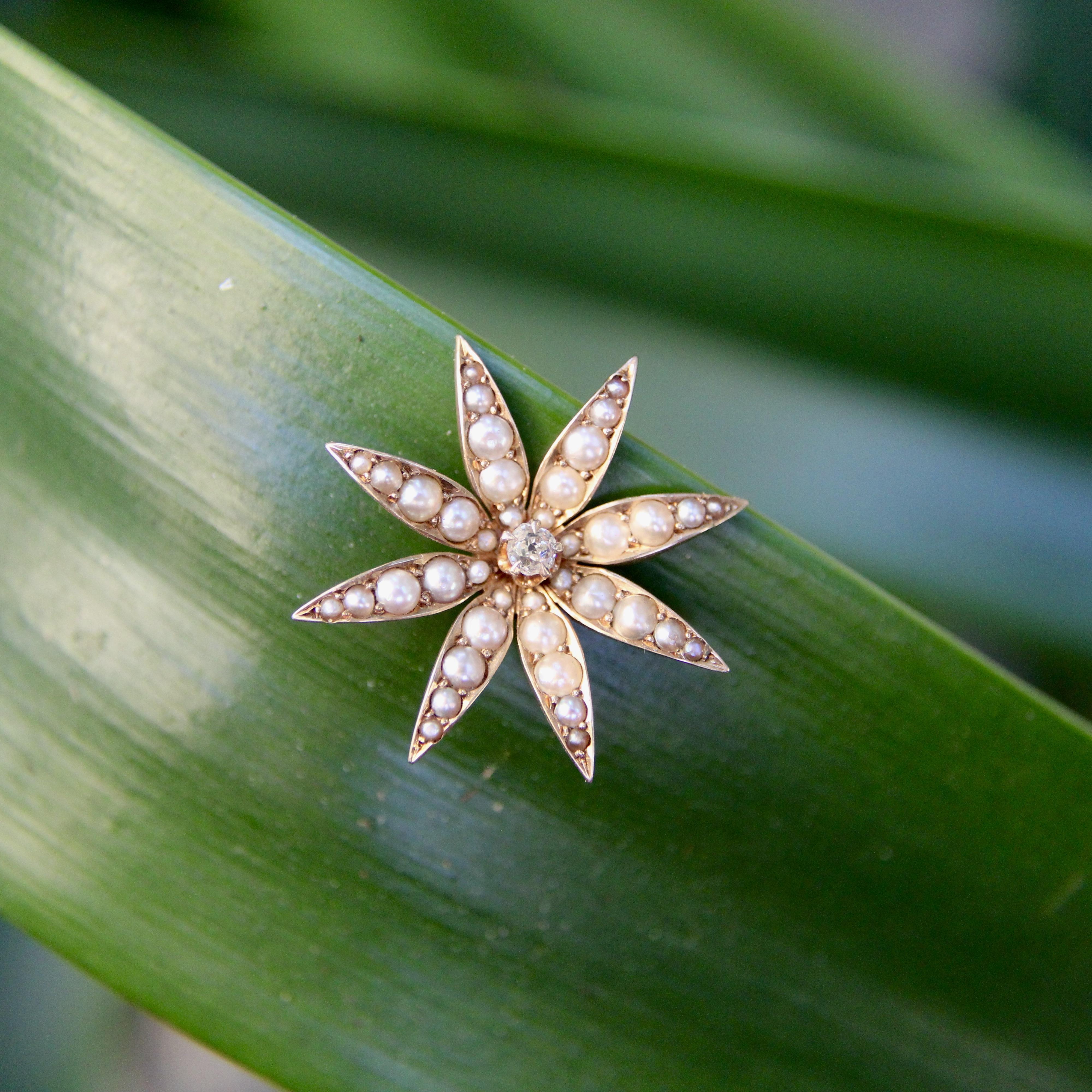 Ciondolo a forma di fiore con diamante e perla in oro 14K in vendita 1