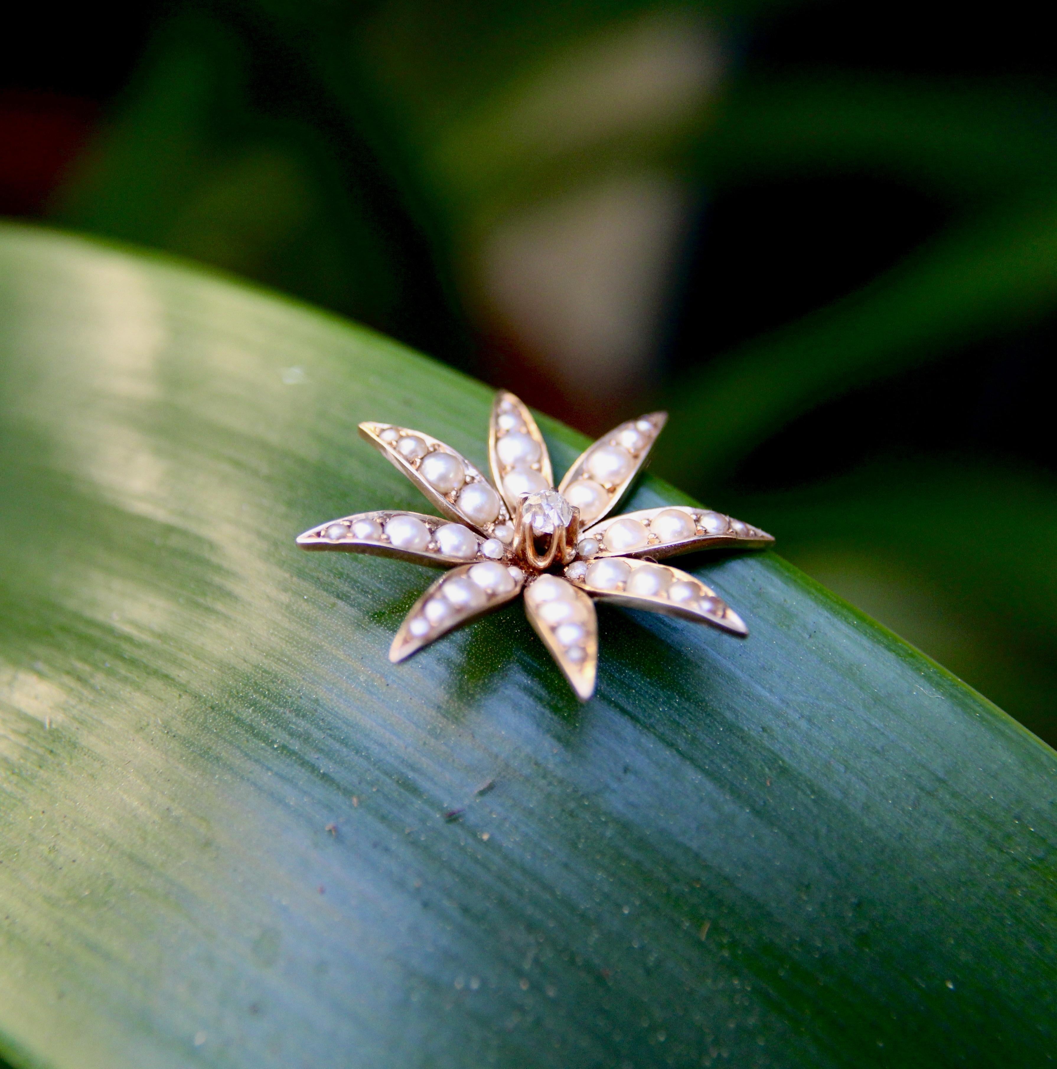 Ciondolo a forma di fiore con diamante e perla in oro 14K in vendita 2