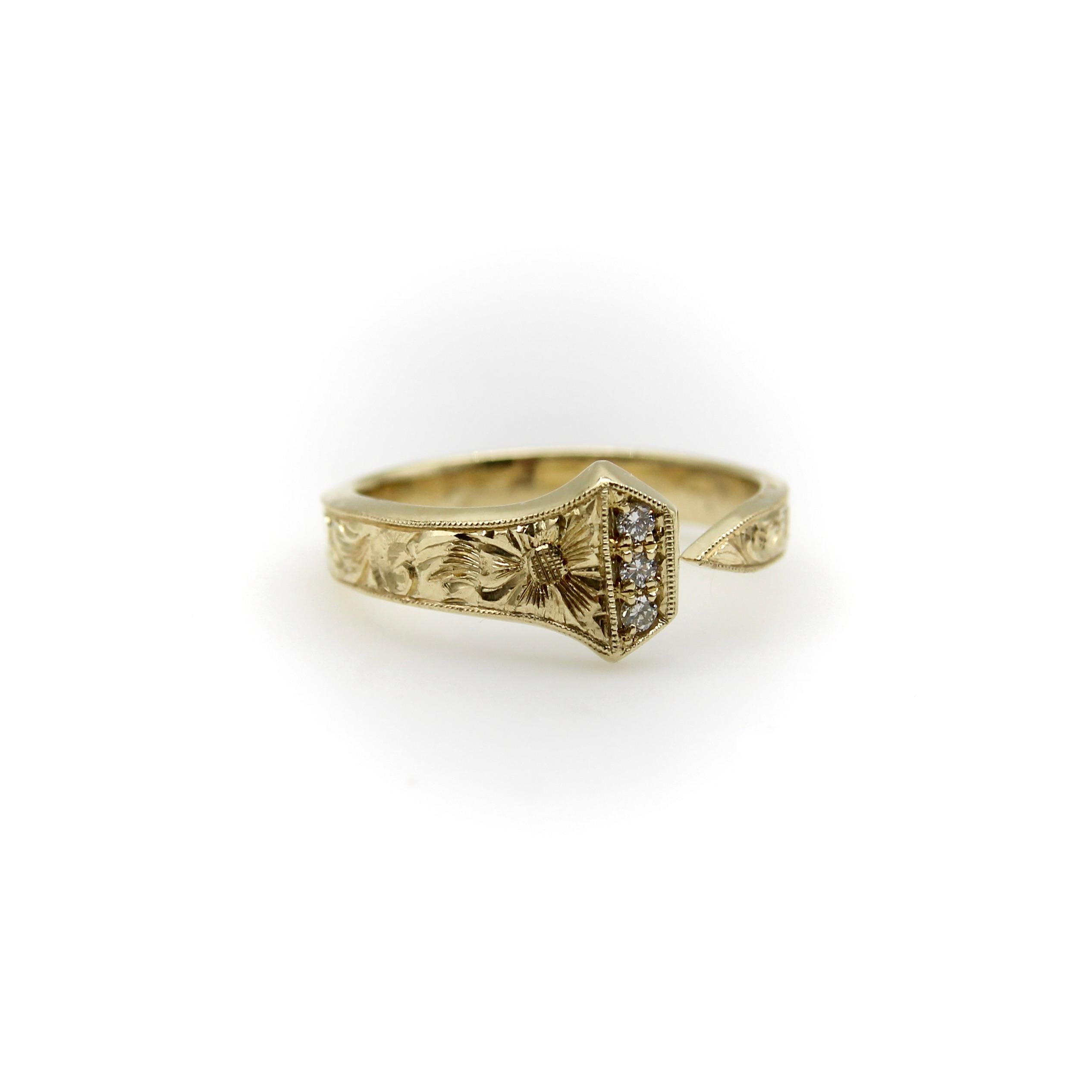 Wir sind auf einen originalen Nagelanhänger von L. Fritzsche und Co. aus der Edwardianischen Ära gestoßen und waren begeistert von den handgravierten Blattwerken auf der Oberfläche des Nagels. Wir haben den Anhänger gegossen und unseren Juwelier