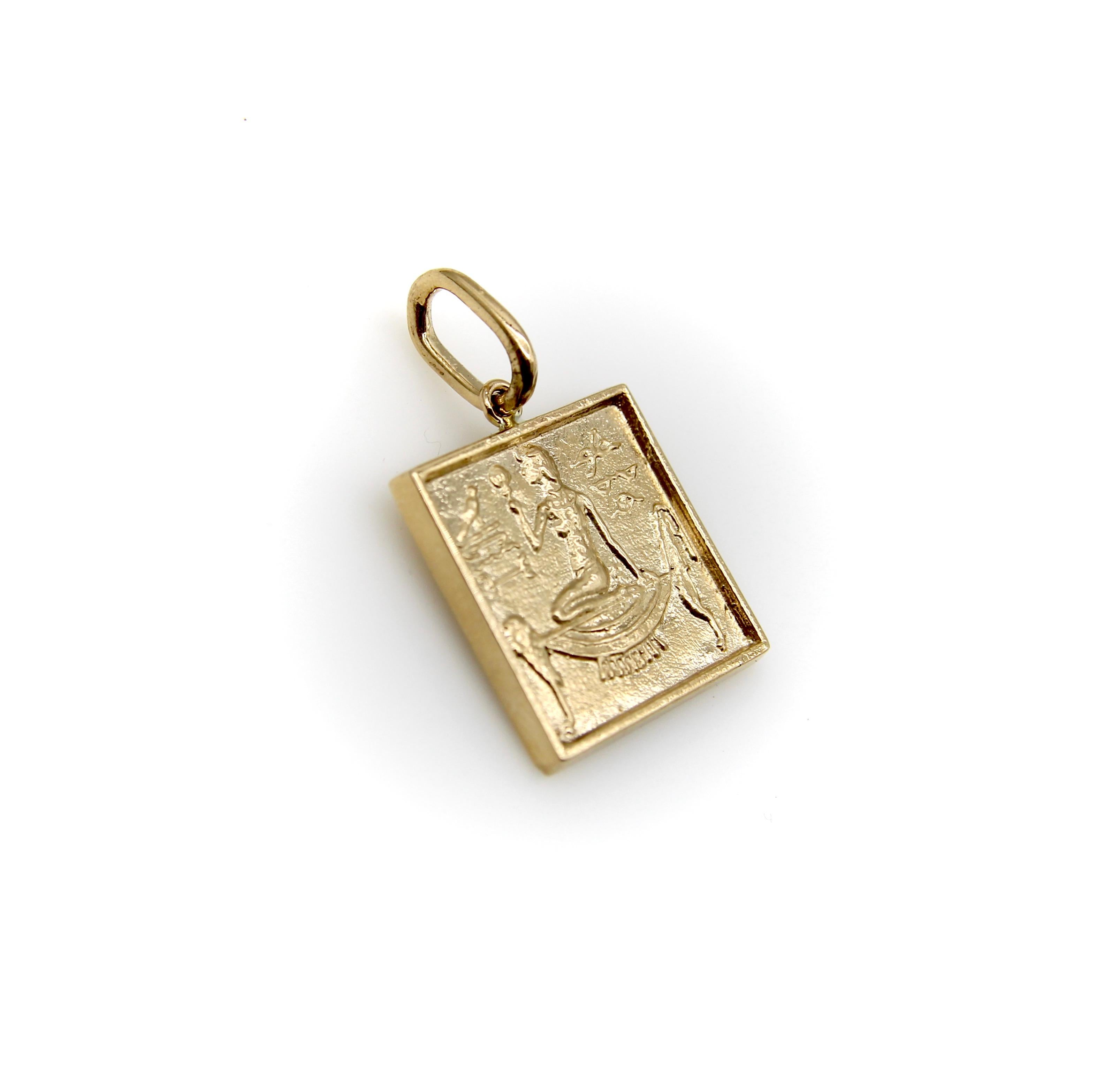 Faisant partie de notre Collection Cute as a Button, Kirsten's Corner a créé ce charme en utilisant un bouton des années 1920 comme moule et en coulant la pièce dans de l'or 14k. Le bouton présente un magnifique motif néo-égyptien : une déesse est