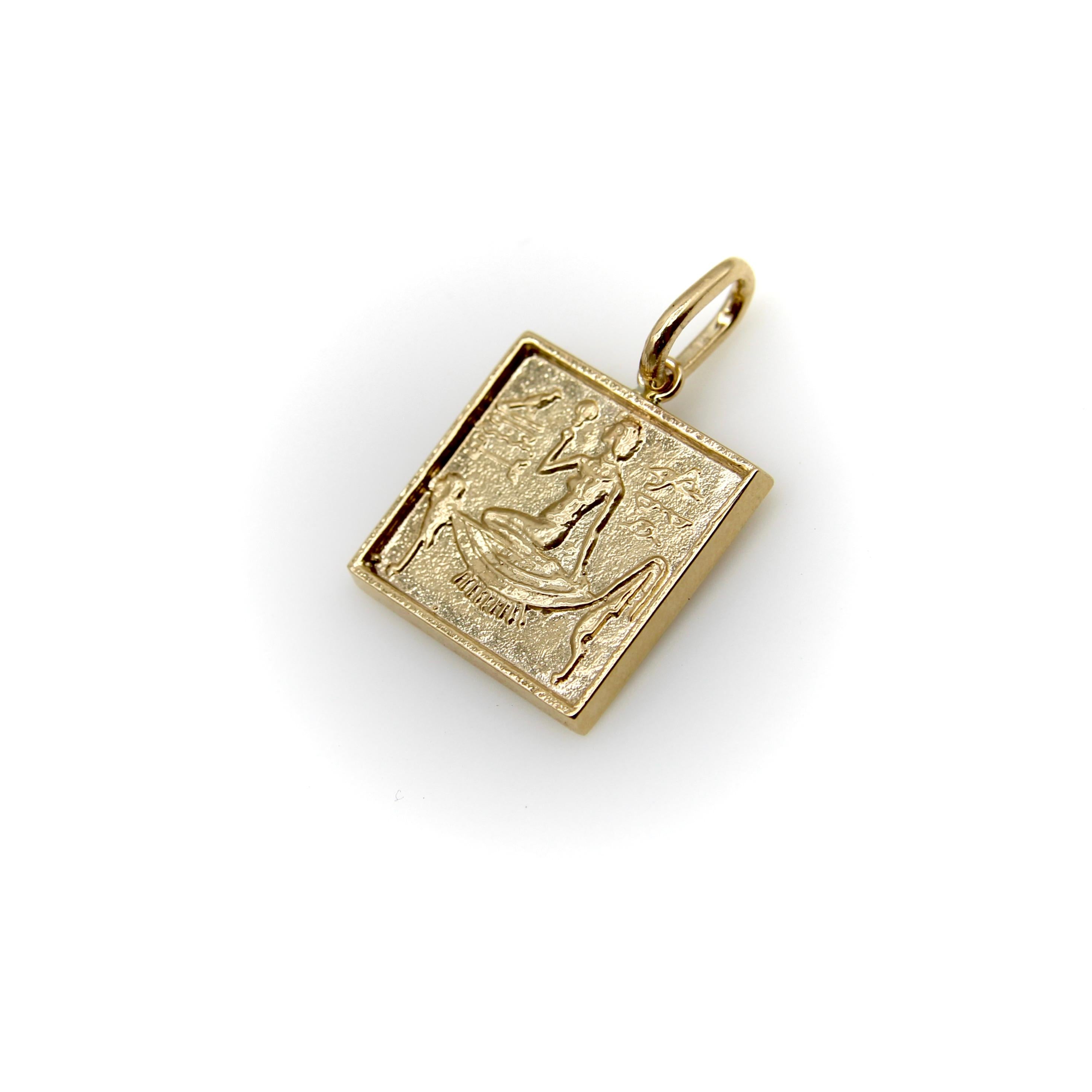 Contemporain Pendentif ou breloque en or 14K avec hiéroglyphes égyptiens Revive en lingot carré en vente