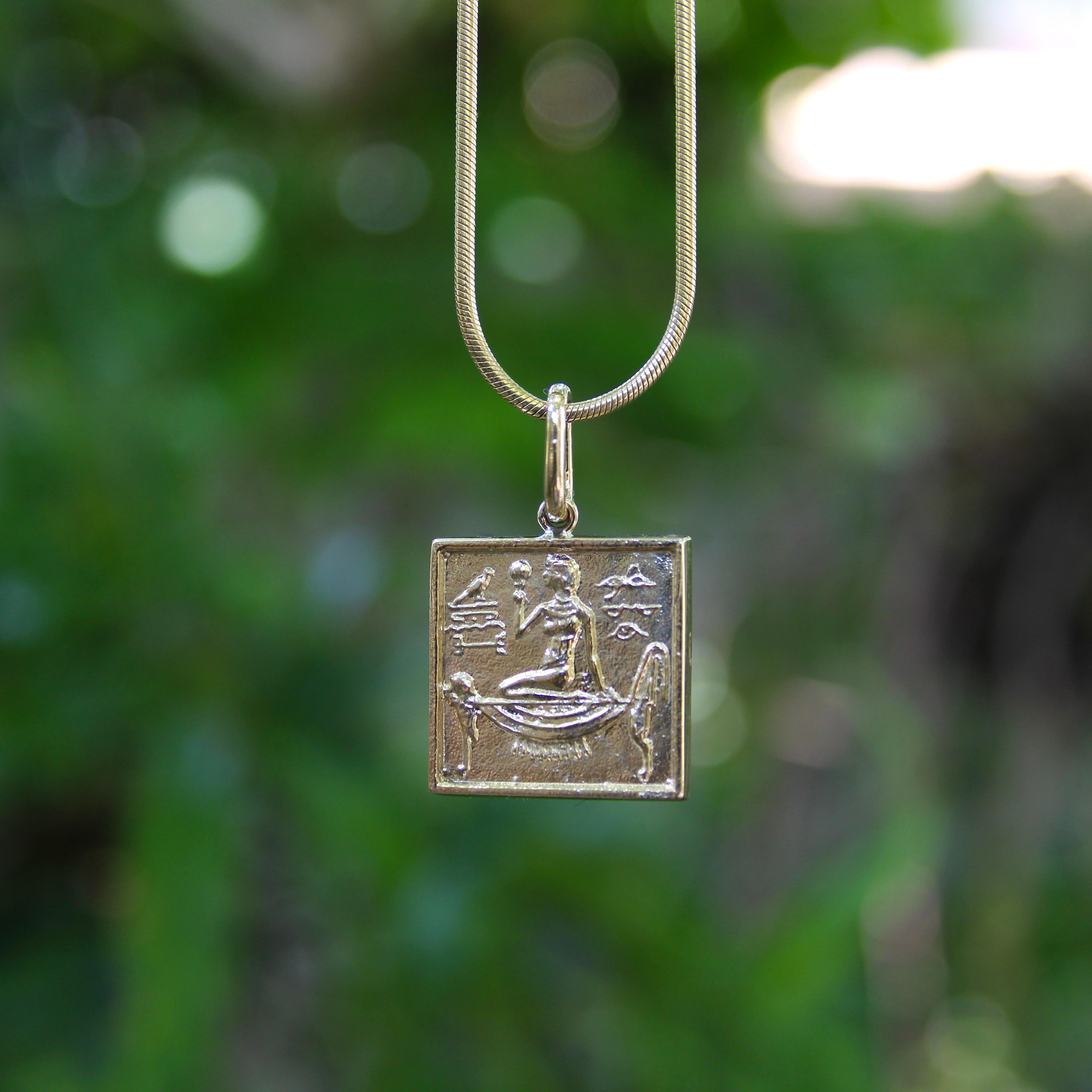 Pendentif ou breloque en or 14K avec hiéroglyphes égyptiens Revive en lingot carré en vente 2