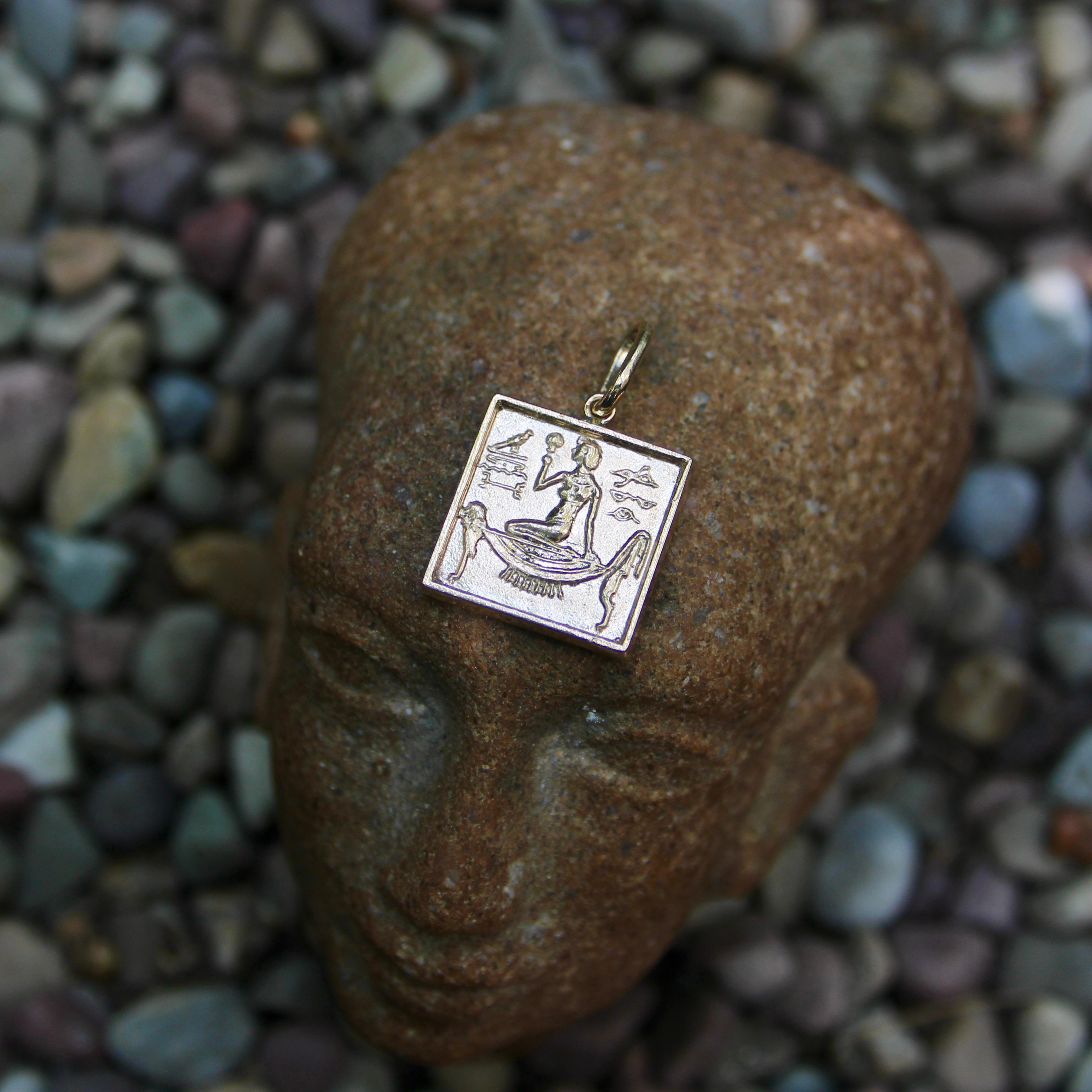 Pendentif ou breloque en or 14K avec hiéroglyphes égyptiens Revive en lingot carré en vente 3