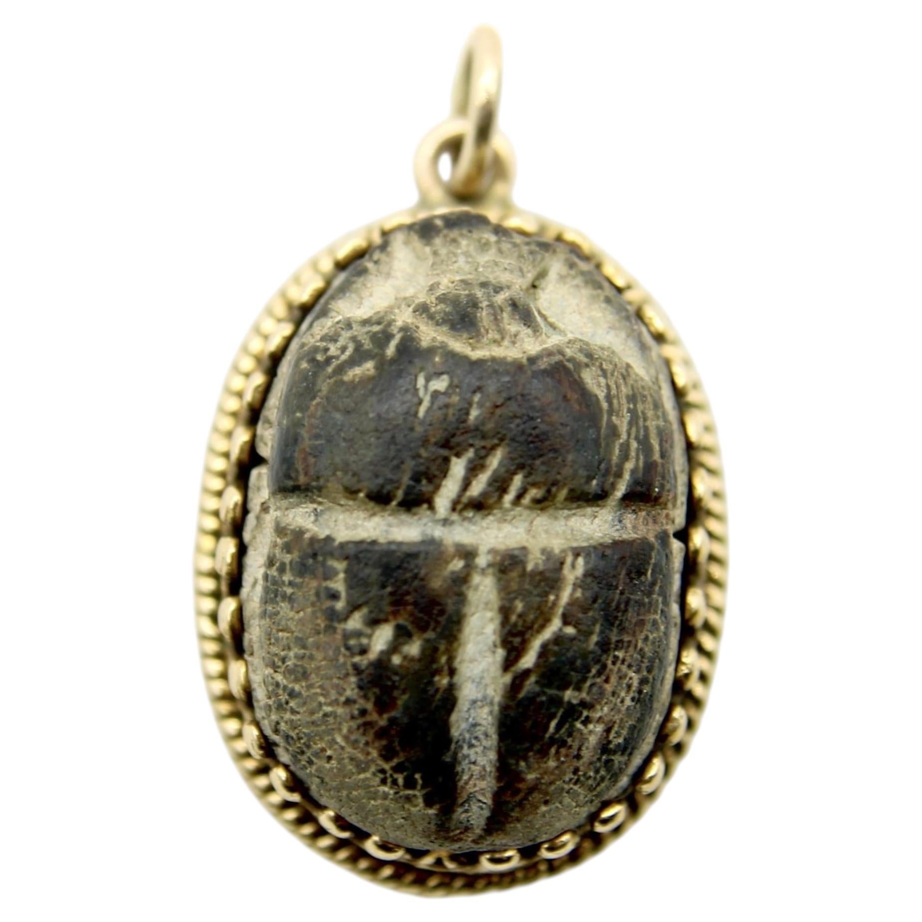 Ciondolo in oro 14K con scarabeo egiziano revival e bordo decorativo