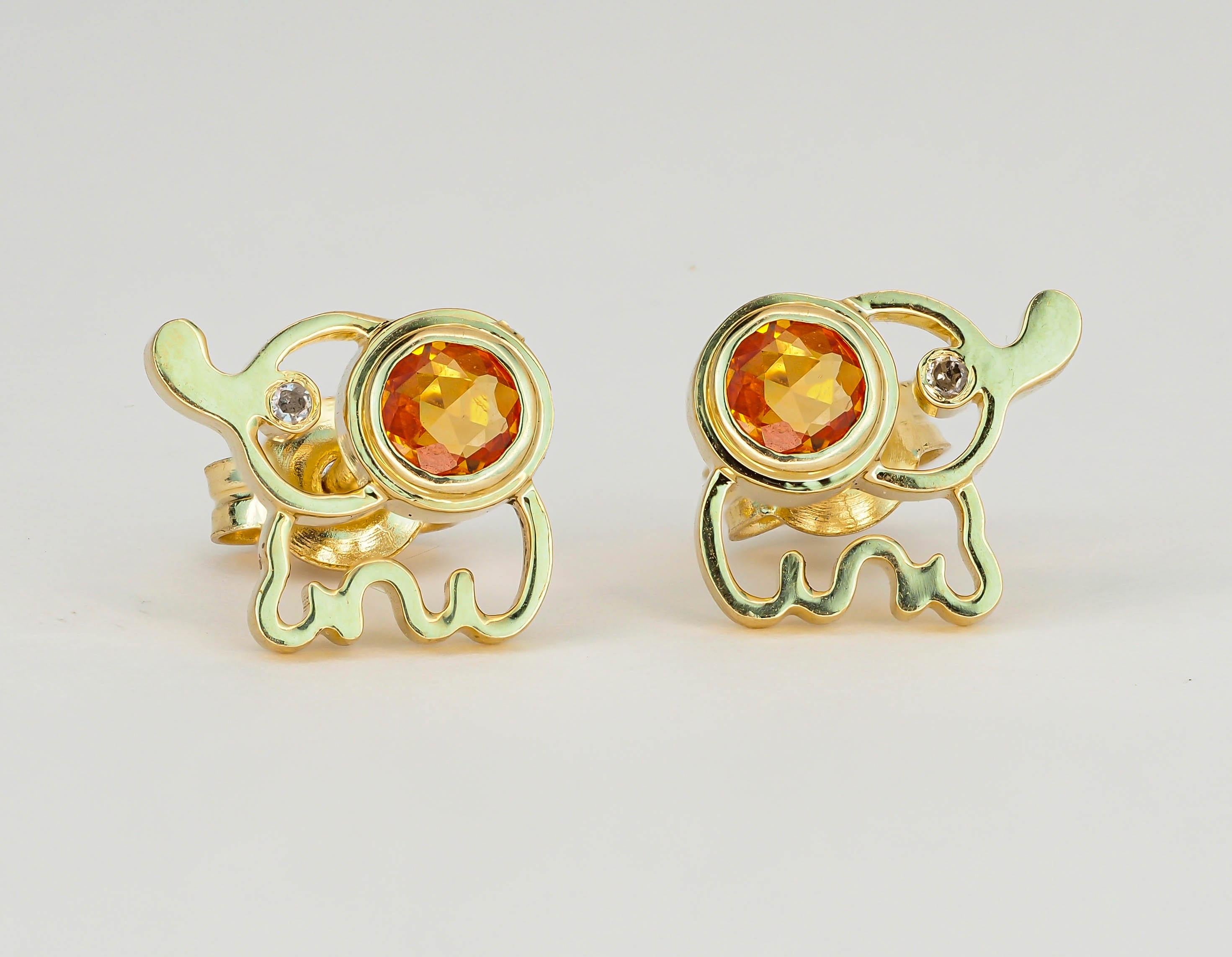 14 kt massivem Gold Elefanten Ohrstecker mit natürlichen gelben Saphiren. Ohrringe mit Geburtsstein für September.

14k Massivgold
Gesamtgewicht: 2,4 g.
Größe: 7 x 8 mm.
Zentrale Steine: Natürliche Saphire - 2 Stück
Gewicht: ca. 0,85 ct insgesamt